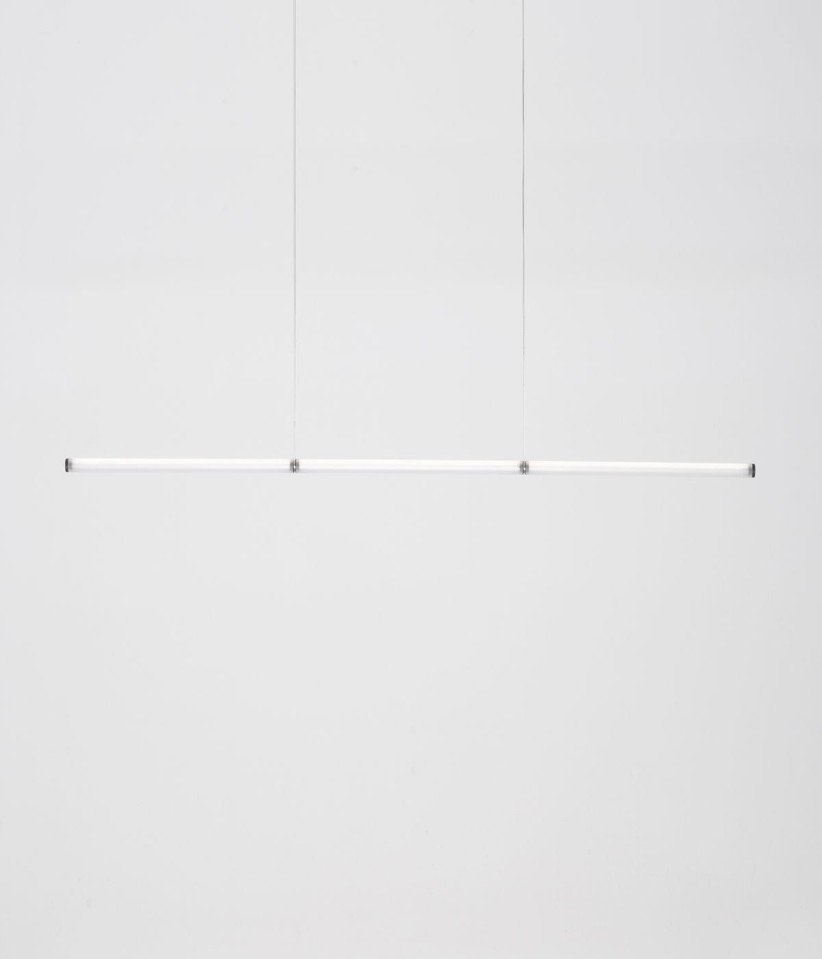 From Lighting Satellite Pendelleuchte, freigestellt vor weißem Hintergrund – modernes, minimalistisches Design mit einer klaren, skulpturalen Form, die sowohl funktional als auch ästhetisch einen beeindruckenden Akzent in jedem Raum setzt
