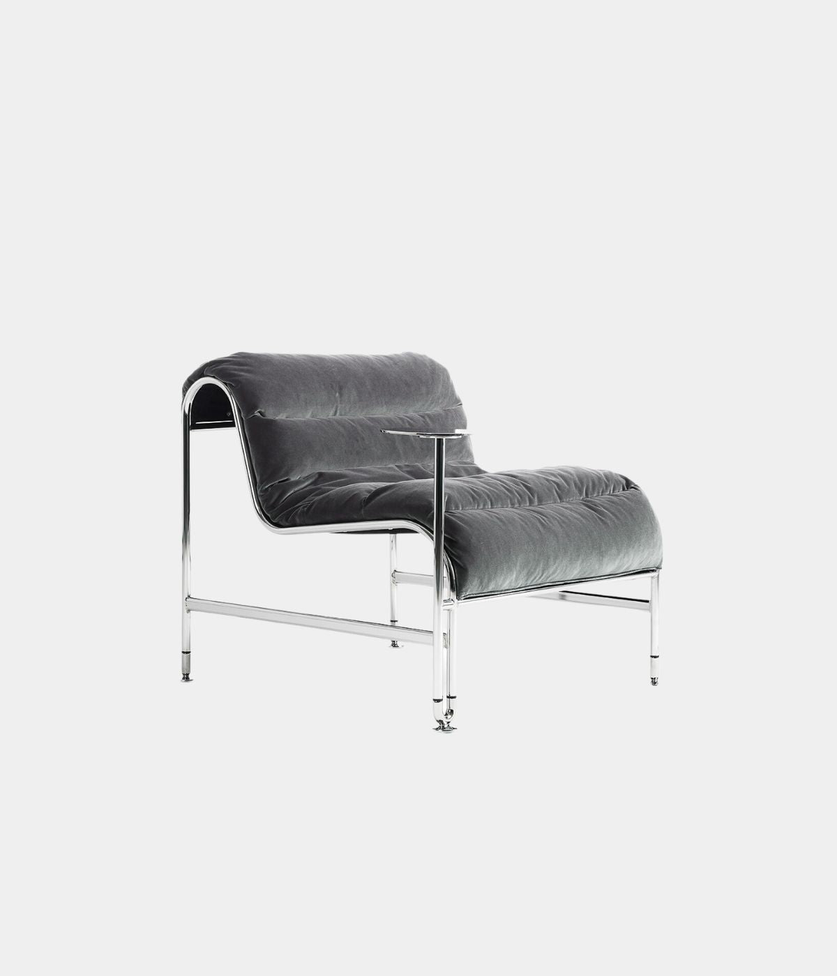 SUNNY Sessel von Massproductions in einem modernen Design, vor weißem Hintergrund, bequem und stilvoll.