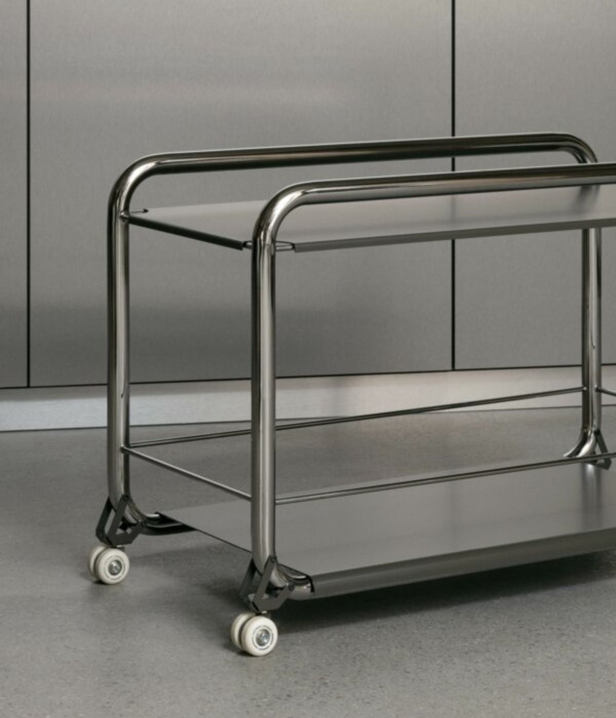 Frontalansicht des TENSION Servierwagens von Lammhults, minimalistisches Design aus Metall, vor weißem Hintergrund.