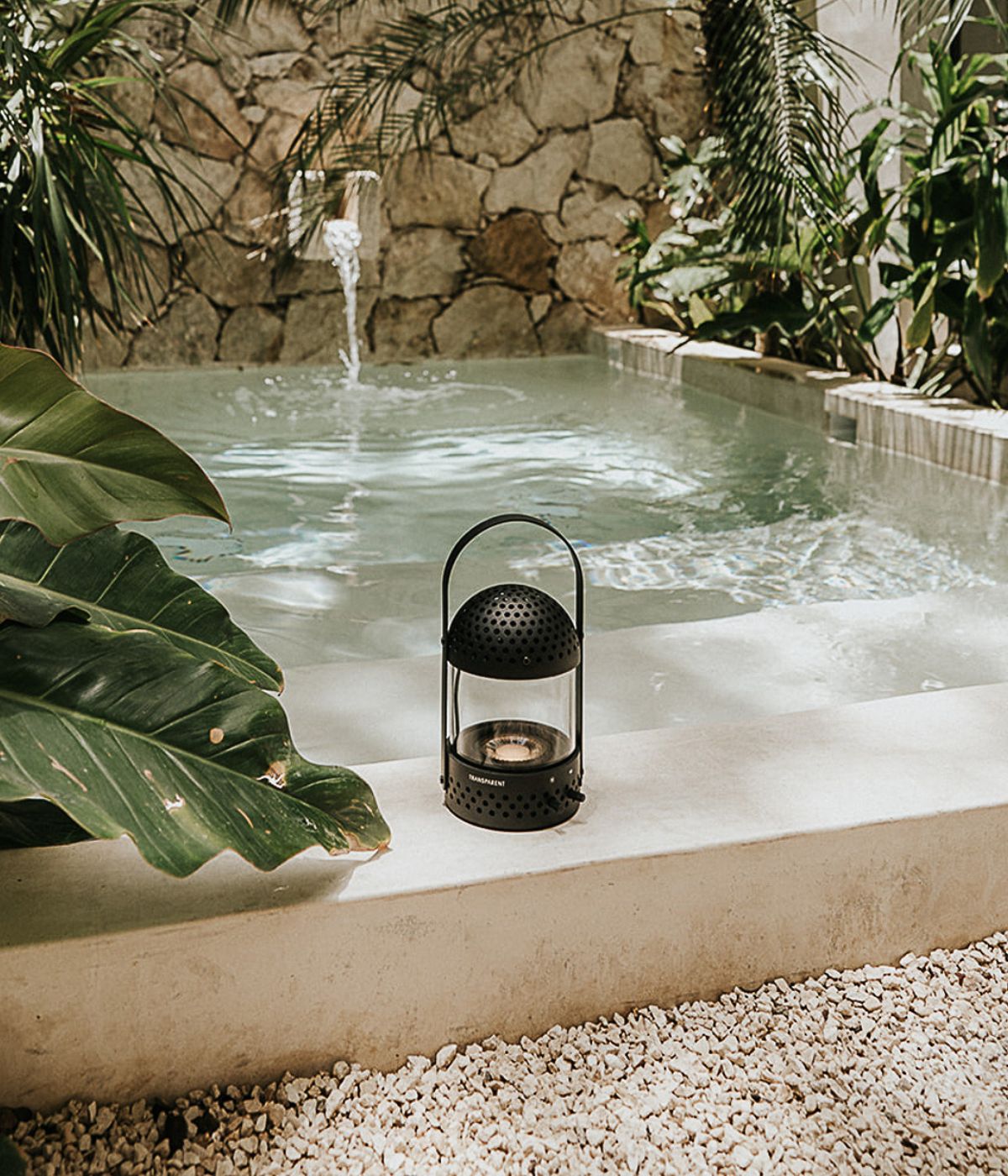 Light Speaker Lautsprecher von Transparent, vor einem eleganten Marmorbunnen inszeniert – das minimalistisches Design des Lautsprechers harmoniert perfekt mit der edlen, luxuriösen Atmosphäre des Brunnens und fügt sich stilvoll in eine raffinierte Umgebung ein
