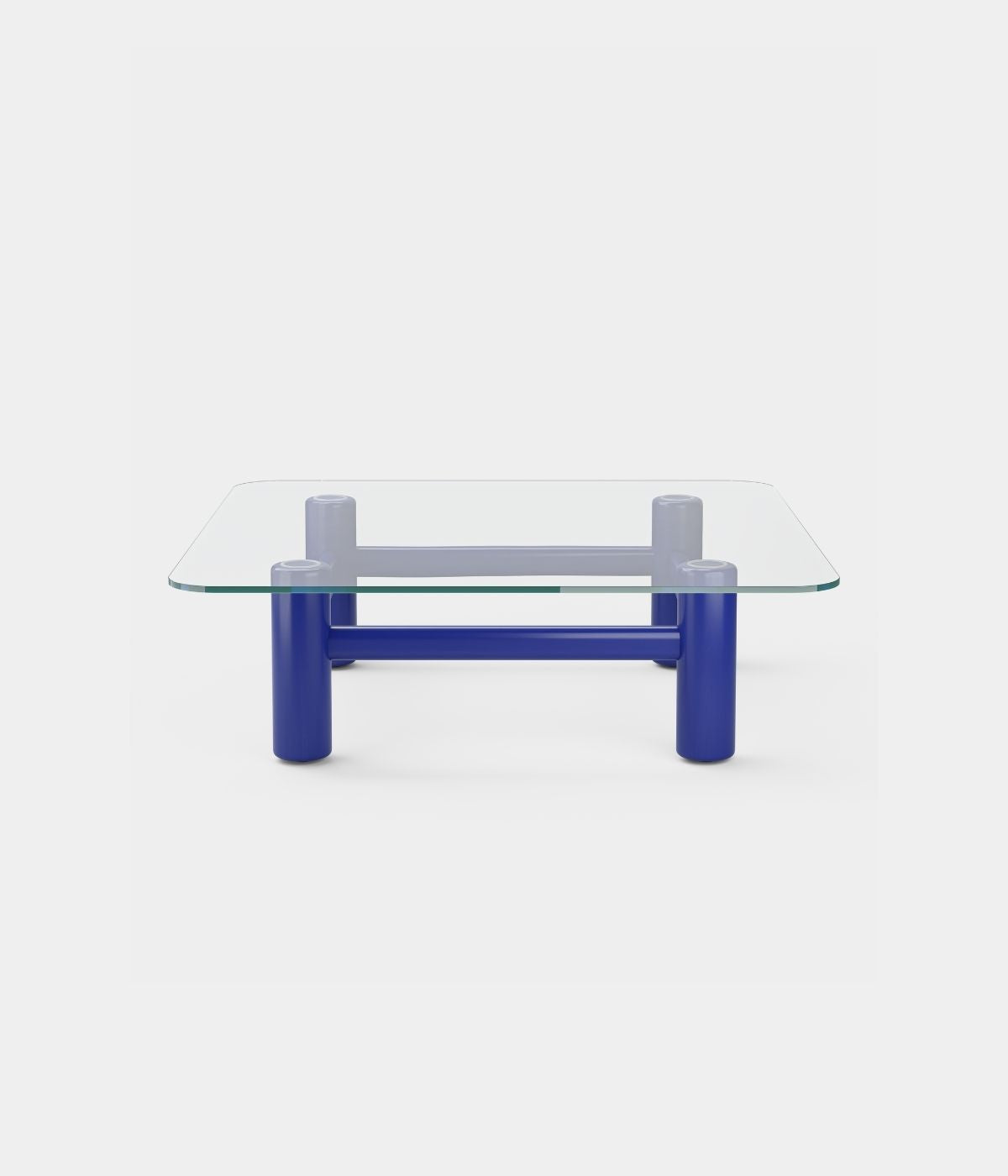 Boundary Tisch Quadrat von Massproductions, quadratischer Designertisch mit massiven Paneelbeinen, freigestellt auf weißem Hintergrund.