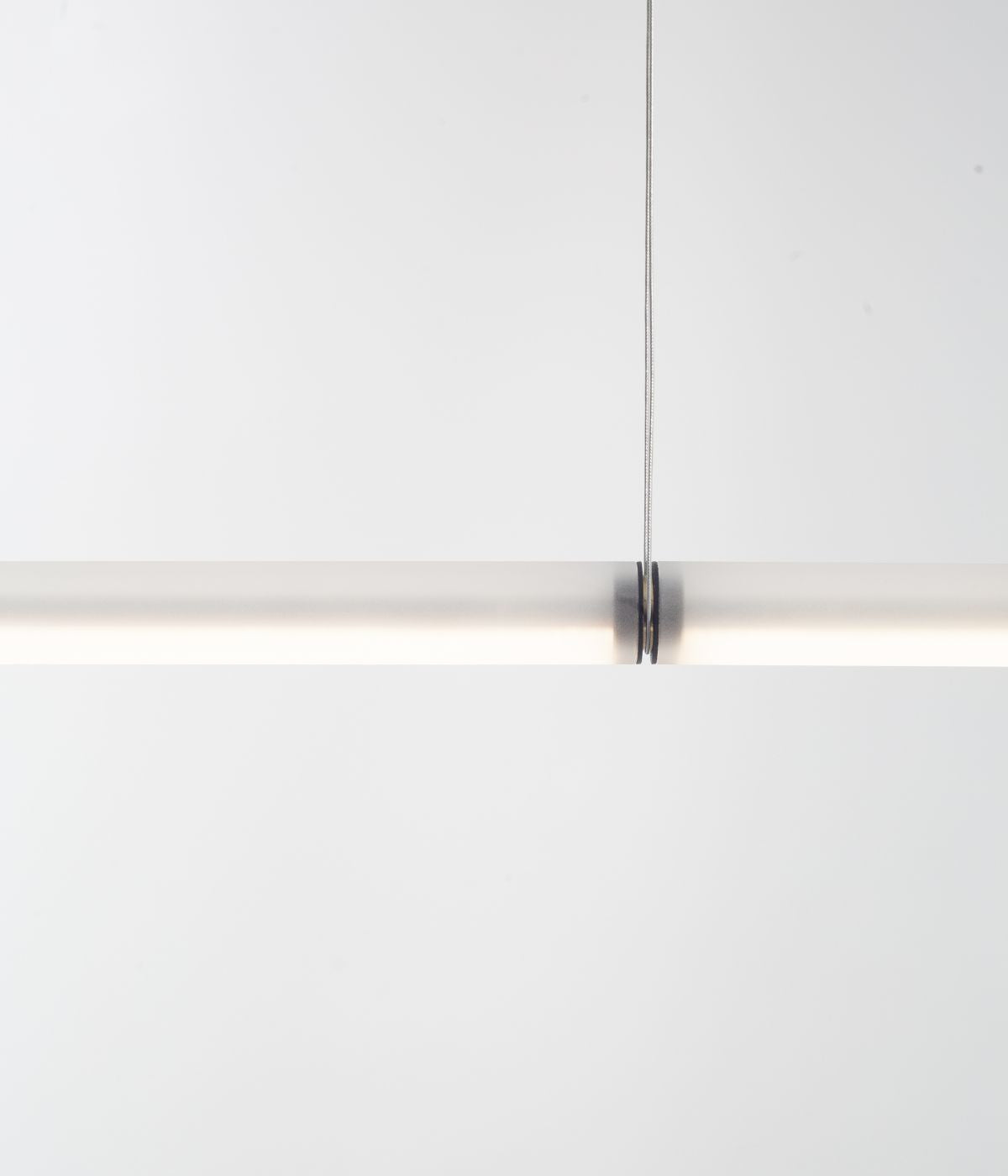 From Lighting Satellite Pendelleuchte, Nahaufnahme der Befestigungen – die präzise Verarbeitung und minimalistisches Design der Aufhängung wird in dieser Detailaufnahme betont, die das funktionale und elegante Design der Leuchte unterstreicht
