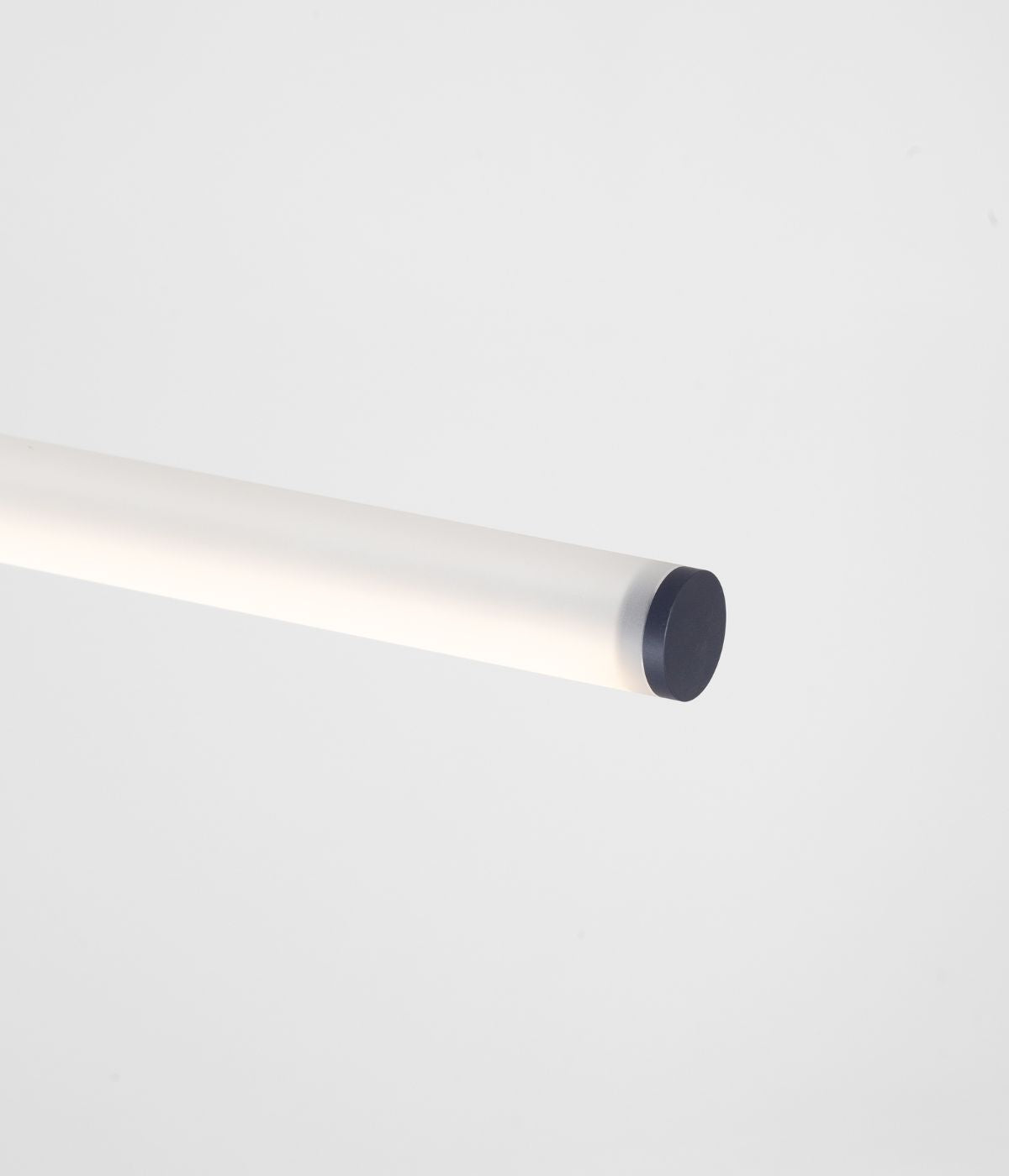 From Lighting Satellite Pendelleuchte, Detailaufnahme des unteren Endes – die sorgfältige Verarbeitung und das elegante, minimalistische Design des Lampenschirms werden in dieser Nahaufnahme besonders betont, wodurch die Leuchte ihre zeitlose Eleganz zeigt
