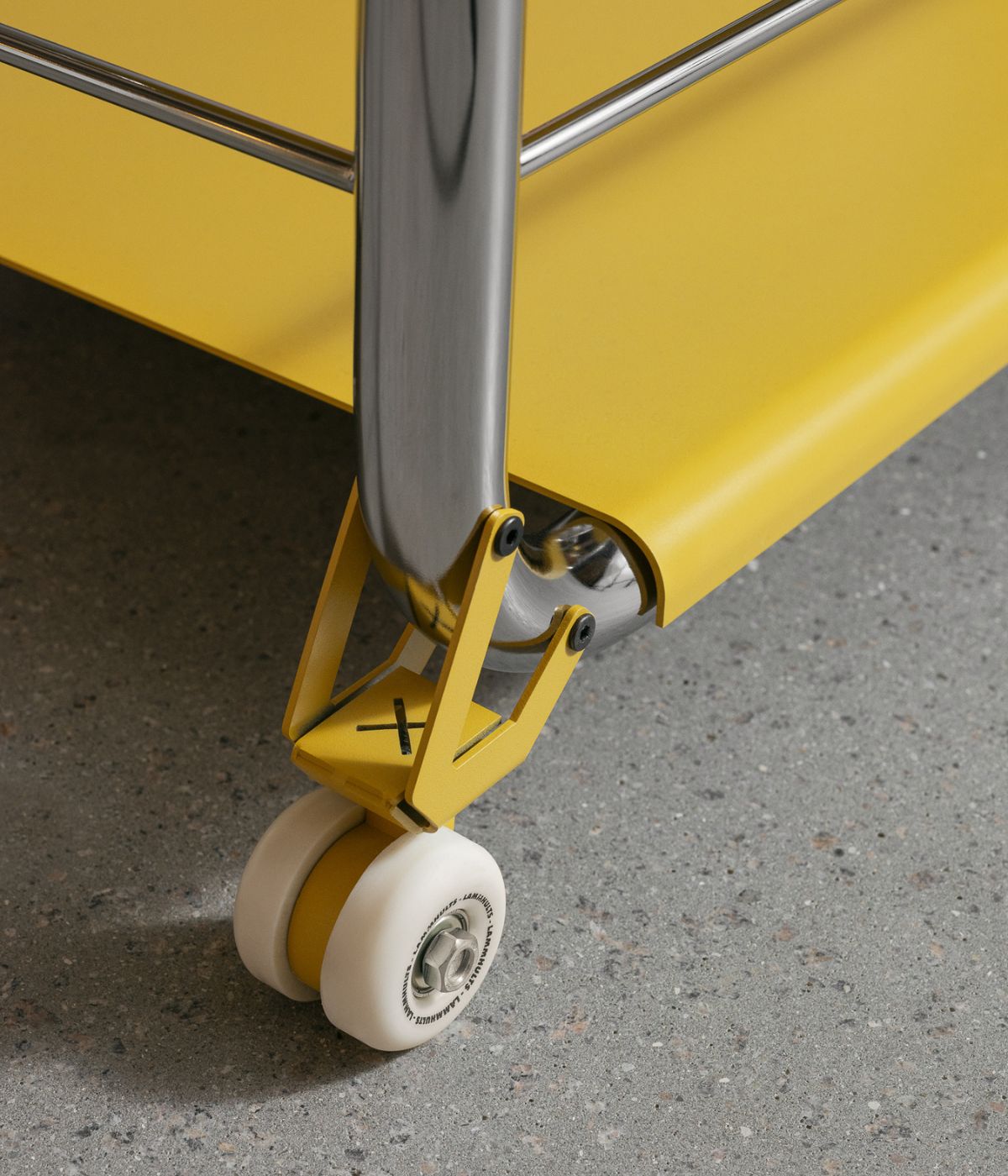Nahaufnahme des TENSION Servierwagens von Lammhults in Gelb, aus Metall, mit einem Fokus auf die Rollen, die das moderne Design und die Funktionalität betonen.
