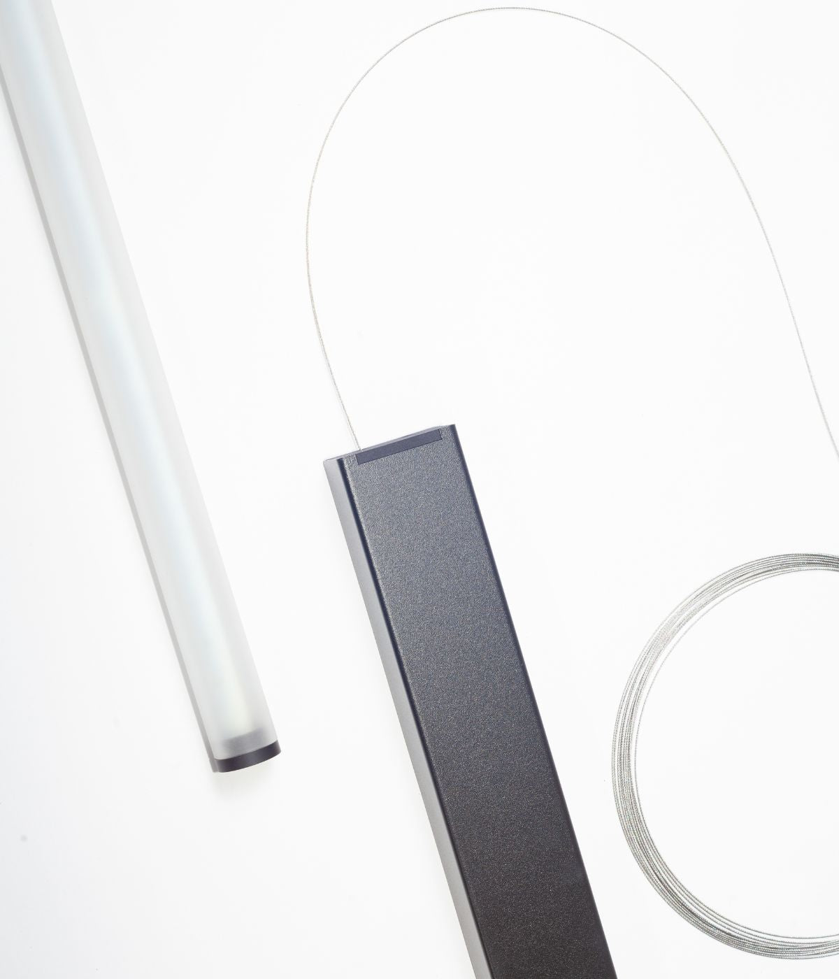 From Lighting Satellite Pendelleuchte, Nahaufnahme der silbernen Deckenbefestigung – das präzise designte Befestigungselement aus Metall wird in dieser Aufnahme hervorgehoben, wodurch die hochwertige Verarbeitung und das minimalistische Design der Leuchte betont werden
