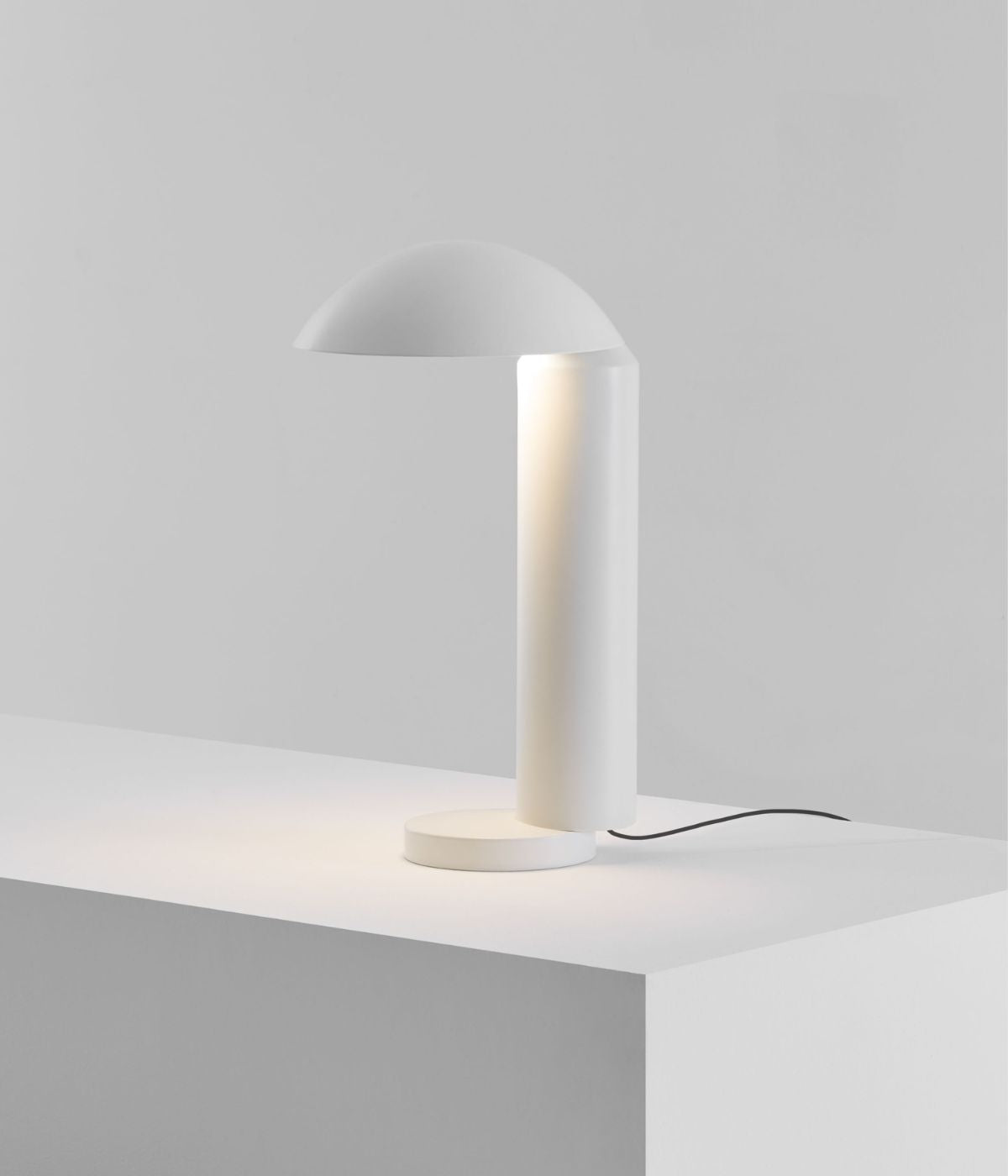 Seitliche Ansicht der weißen ABYSS Tischleuchte von From Lighting, elegantes minimalistisches Design mit klaren Linien und sanfter Beleuchtung.
