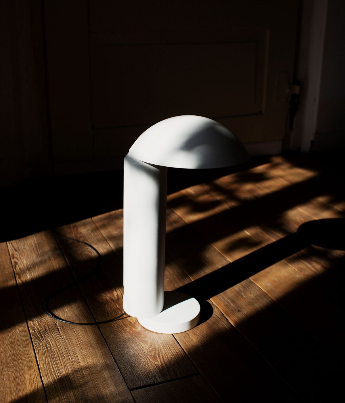 Frontalansicht der weißen ABYSS Tischleuchte von From Lighting, elegantes minimalistisches Design mit klaren Linien und sanfter Beleuchtung.
