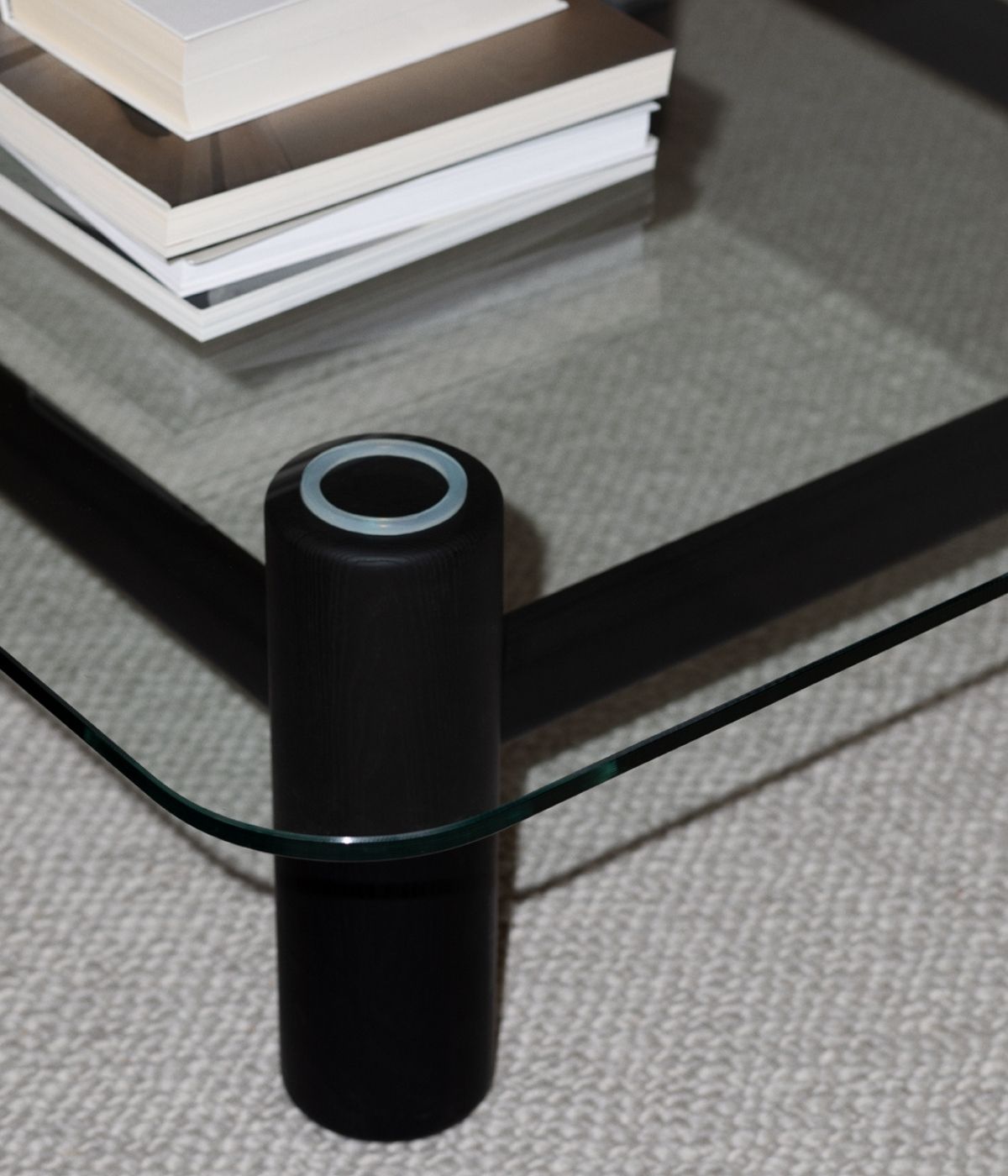 Boundary Couchtisch in Blau von Massproductions im Wohnzimmer, von der Kante aufgenommen. Der Tisch, mit seinen klaren Linien und der blauen Oberfläche, fügt sich perfekt in das moderne Interieur ein, während die Kantenansicht das minimalistische Design und die hochwertigen Materialien betont
