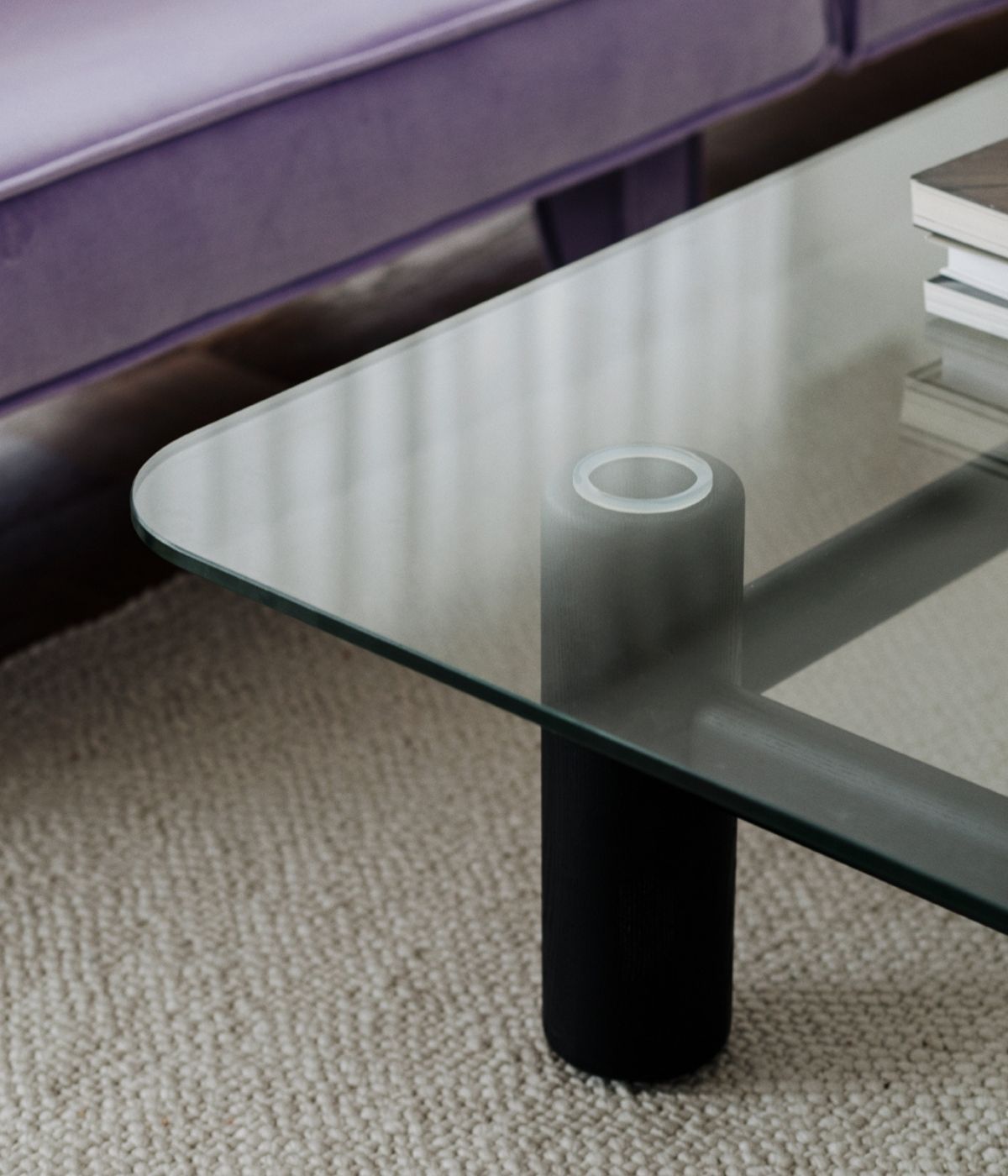 Boundary Couchtisch in Blau von Massproductions im Wohnzimmer, von der Kante aufgenommen. Der Tisch, mit seinen klaren Linien und der blauen Oberfläche, fügt sich perfekt in das moderne Interieur ein, während die Kantenansicht das minimalistische Design und die hochwertigen Materialien betont