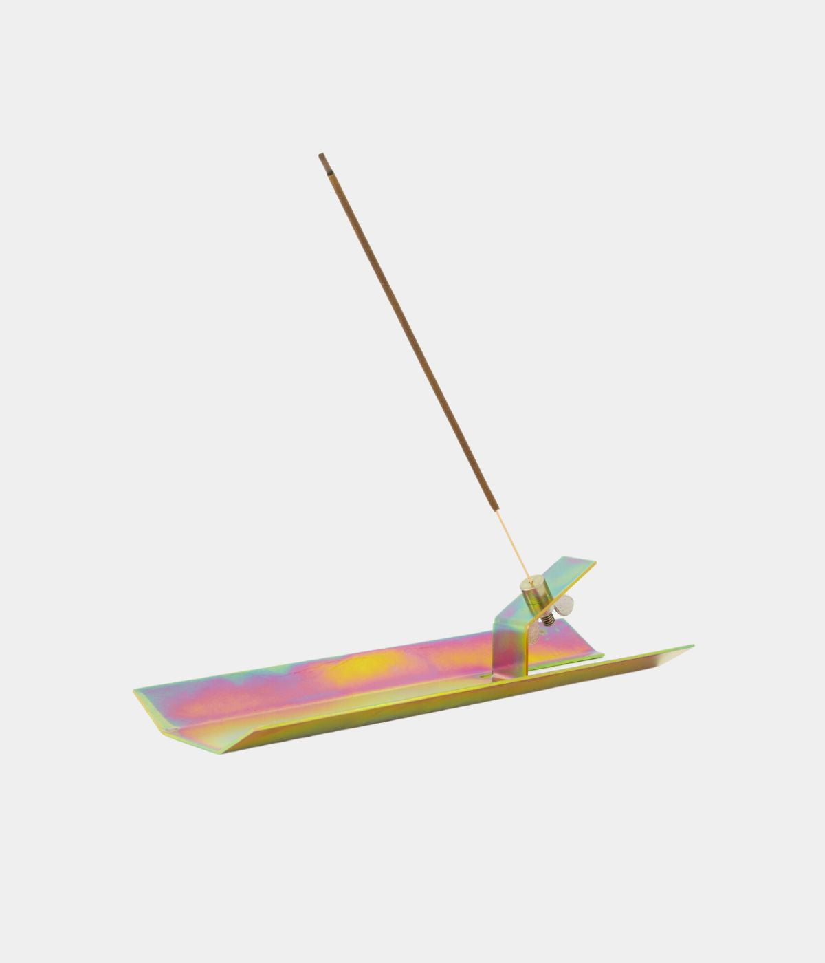 Smudge Tool von Massproductions, seitlich fotografiert, dekorativ mit einem Räucherstäbchen inszeniert – das minimalistische Design des Tools kombiniert mit der ruhigen Atmosphäre des Räucherstäbchens für eine entspannende und stilvolle Präsentation
