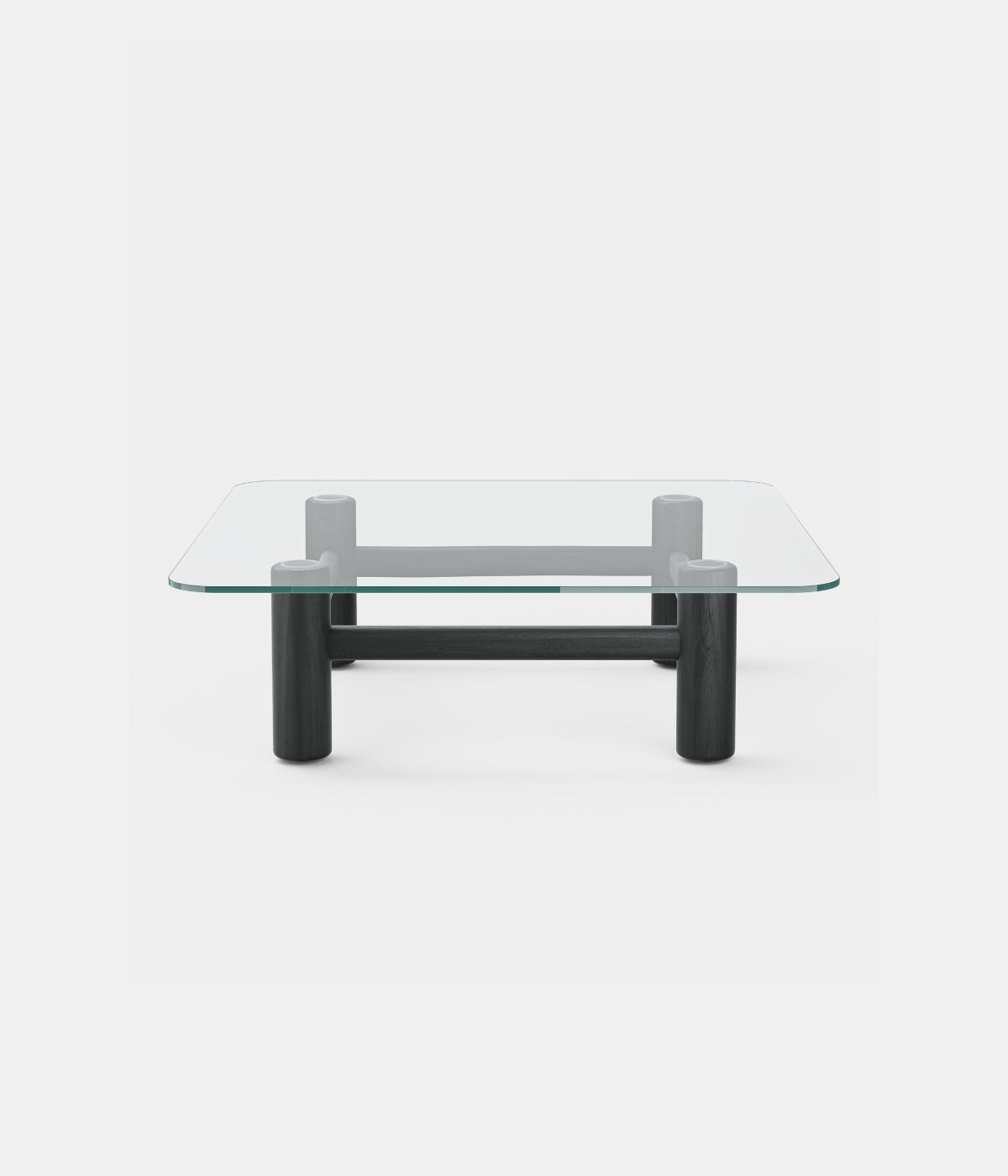 Boundary Couchtisch in Blau von Massproductions mit schwarzen Beinen vor weißem Hintergrund. Der Tisch vereint die elegante blaue Oberfläche mit modernen schwarzen Beinen, die einen kraftvollen Kontrast bilden und das zeitgemäße Design des Tisches betonen.