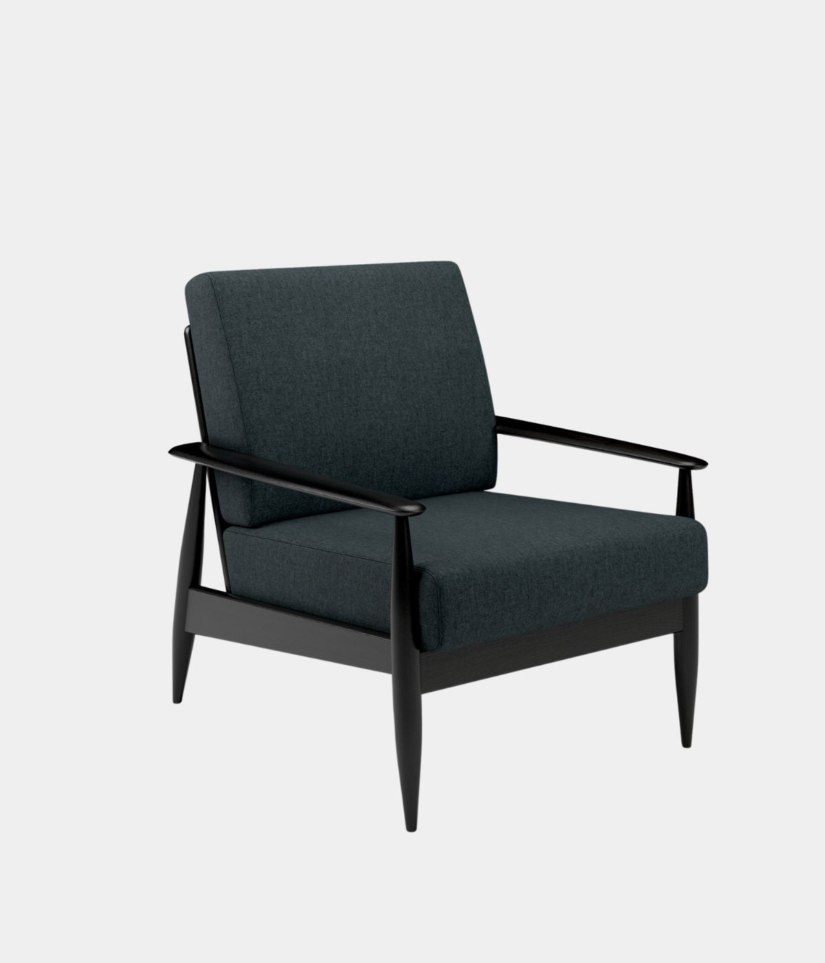 Leicht seitlich fotografierter NORDIC Sessel von BuzziSpace vor weißem Hintergrund, skandinavisches Design mit klaren Linien und komfortabler Polsterung.