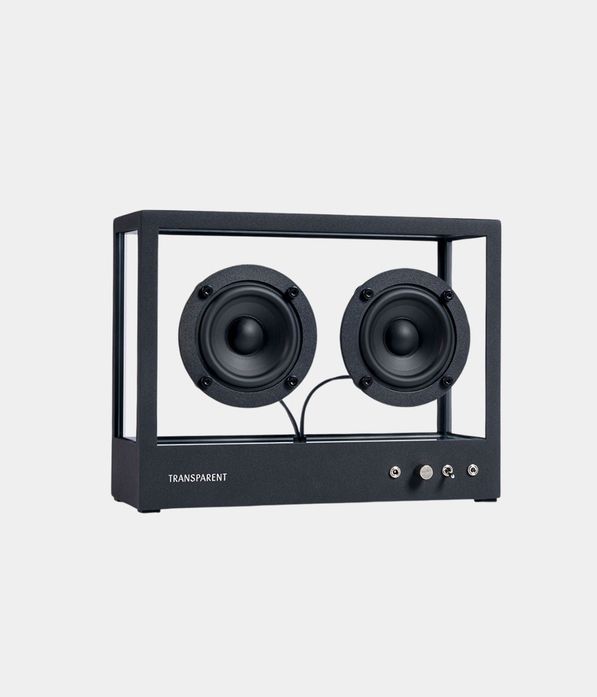Freigestelltes Produktfoto eines Small Transparent Speakers vor weißem Hintergrund. Das kompakte Lautsprechermodell zeigt ein minimalistisches Design mit einem transparenten Gehäuse aus klarem Glas oder Acryl, das die interne Technik sichtbar macht. Zwei Treiber und weitere Bauteile sind klar erkennbar, eingerahmt von einem schlichten, weißen Metallrahmen. Das Design wirkt modern und hochwertig, die klaren Linien und Materialien betonen den technischen und ästhetischen Anspruch des Produkts