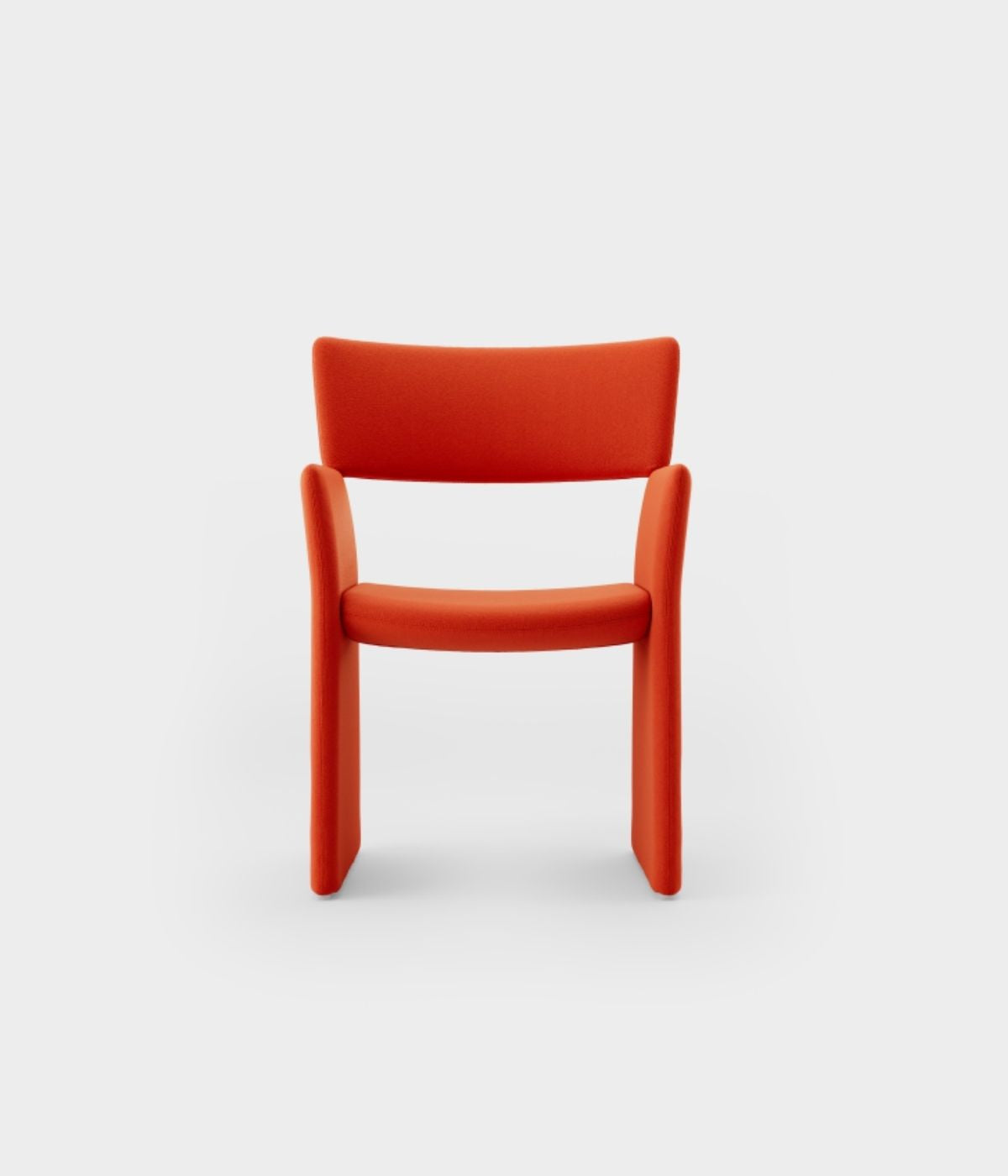 Frontalansicht des orangefarbenen Crown Stuhls von Massproductions vor weißem Hintergrund, modernes und elegantes Design.