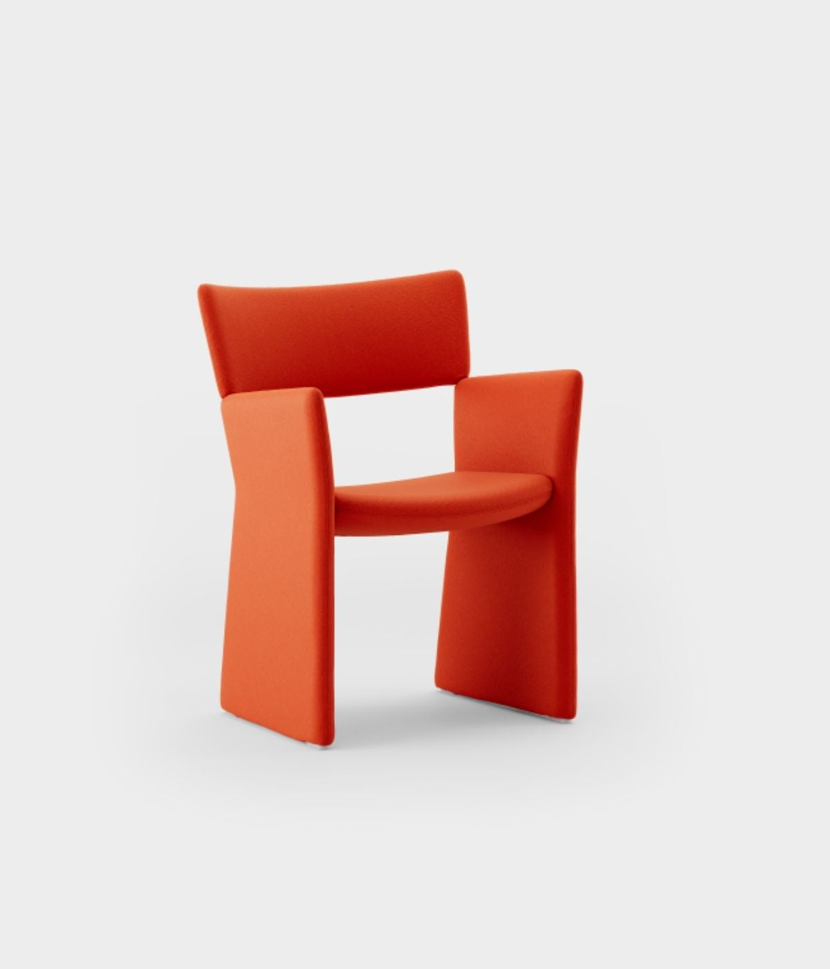 Leicht seitlich fotografierter orangefarbener Crown Stuhl von Massproductions vor weißem Hintergrund, elegantes Design mit skandinavischem Flair.“