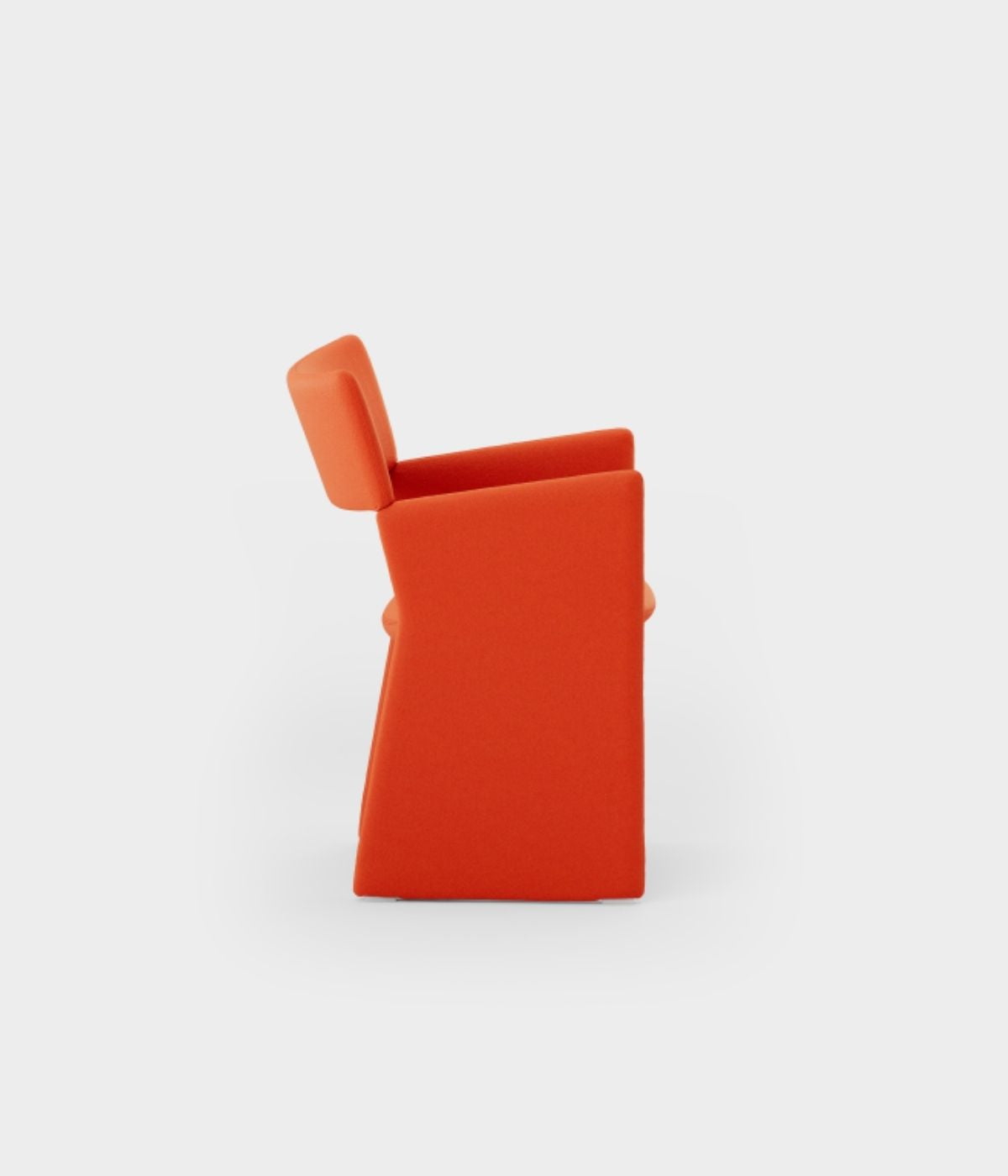 Seitenansicht des orangefarbenen Crown Stuhls von Massproductions vor weißem Hintergrund, modernes skandinavisches Design mit klaren Linien.