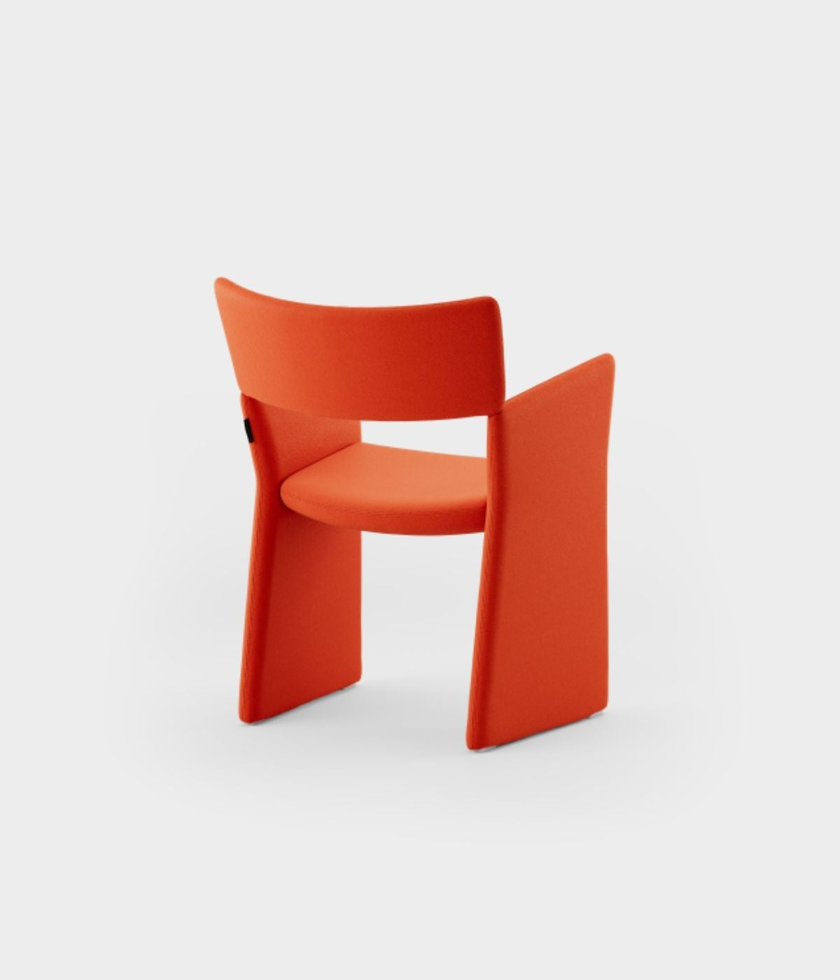 Leicht von hinten fotografierter orangefarbener Crown Stuhl von Massproductions vor weißem Hintergrund, minimalistisches skandinavisches Design.