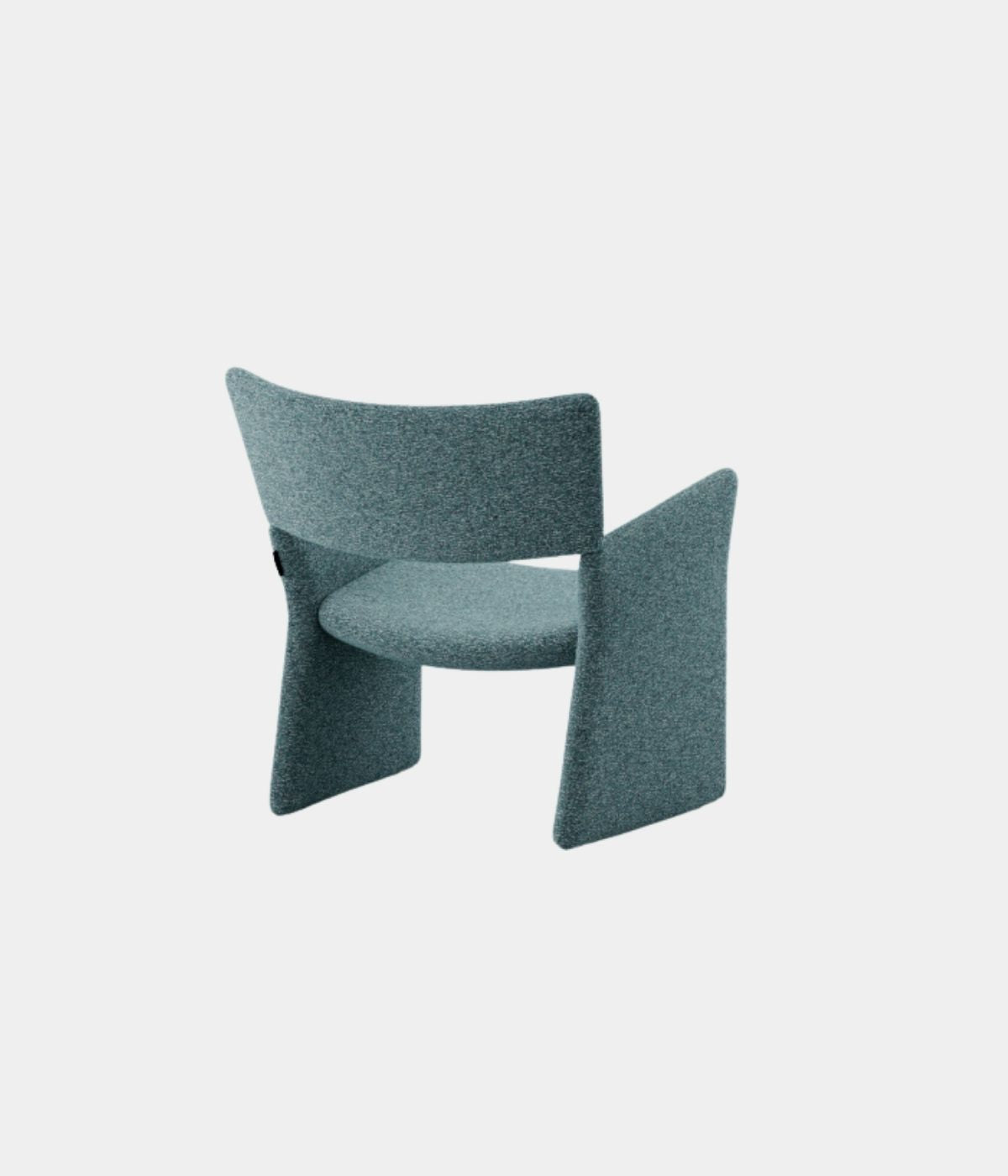 Crown Easy Stuhl in Lounge-Ecke mit skulpturalem Design und offenem Rückenteil, das Transparenz im Raum schafft.Detailaufnahme der Rückenlehne des Crown Easy Stuhls, die auf den Armlehnen zu schweben scheint, unterstützt von einem verdeckten Stahlgelenk