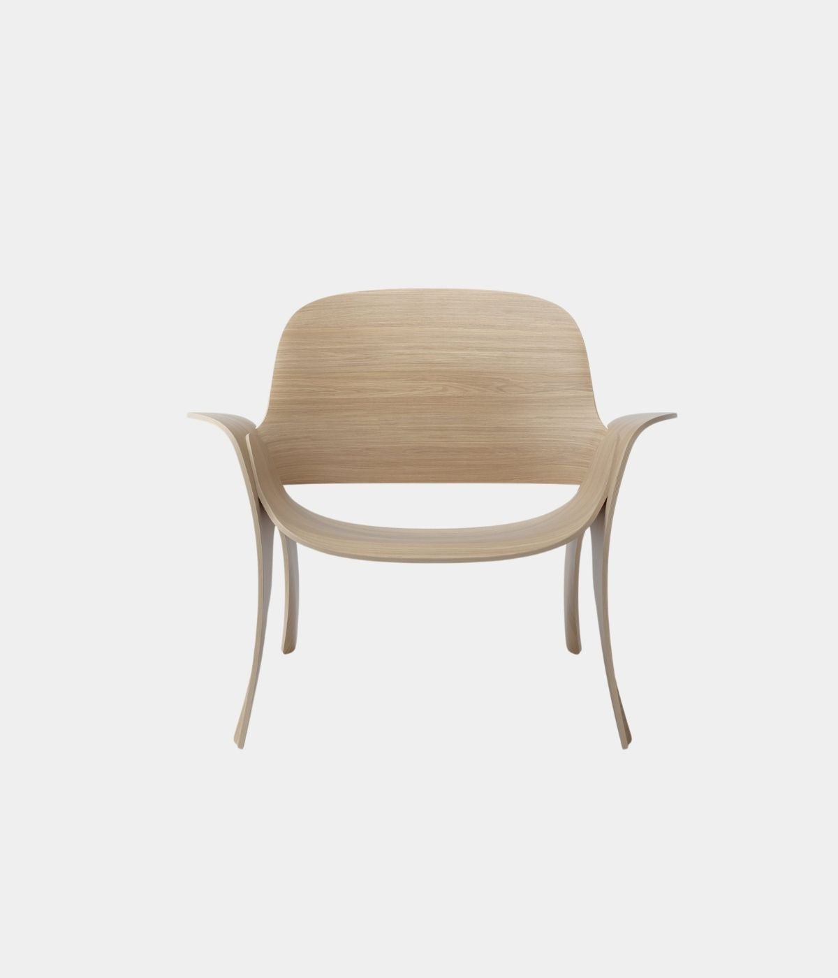 Rose Sessel von Massproductions von vorne, vor weißem Hintergrund. Der Sessel zeichnet sich durch sein minimalistisches Design und die klare Linienführung aus, mit einer komfortablen Sitzfläche und eleganten Details, die ihm eine moderne und zeitlose Ausstrahlung verleihen.