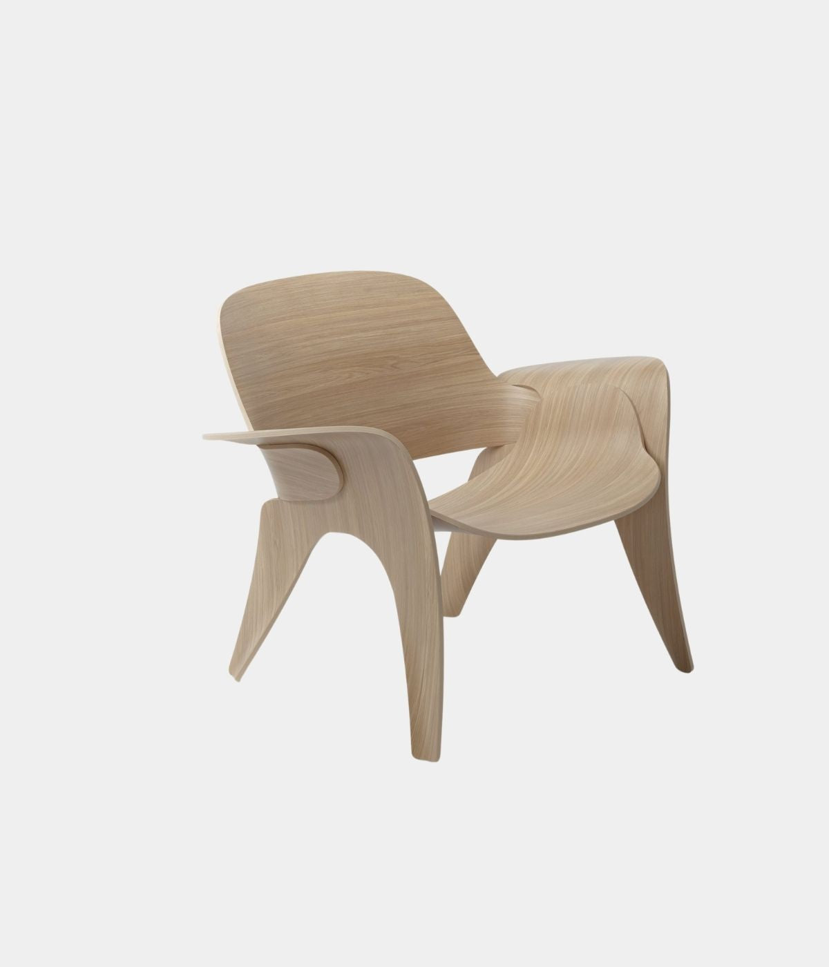 Rose Sessel von Massproductions, leicht seitlich aufgenommen vor weißem Hintergrund. Die sanften Linien und die klare Form des Sessels kommen in dieser Perspektive besonders zur Geltung, wodurch das elegante und moderne Design unterstrichen wird.