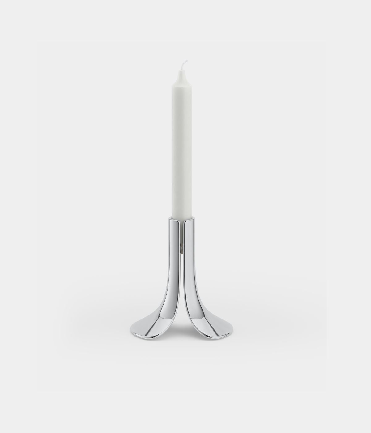 Frontansicht des Pinci Kerzenständers von Massproductions aus Zamak mit integrierter Scharnierkonstruktion, die Kerzen selbsttätig fixiert, vor weißem Hintergrund – minimalistisches, funktionales Design.