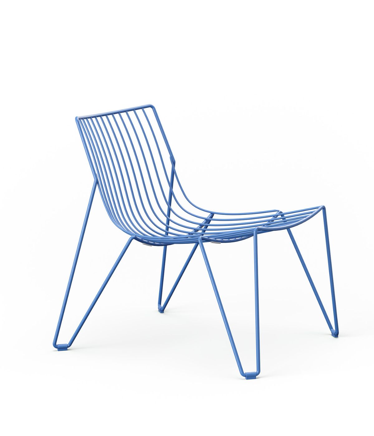 TIO Easy Chair in sanftem Blau von Massproductions, leicht seitlich freigestellt vor weißem Hintergrund fotografiert – eleganter, minimalistischer Stuhl mit klarer Linienführung und beruhigender Farbgebung, ideal für moderne Innenräume

