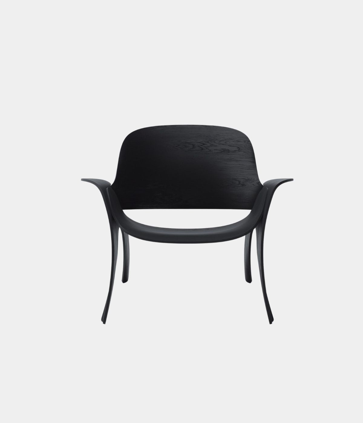 Rose Sessel von Massproductions in Schwarz, von vorne vor weißem Hintergrund. Das klare, minimalistische Design und die schlichte schwarze Farbe verleihen dem Sessel eine moderne, elegante Ausstrahlung, die in jedes zeitgemäße Interieur passt.