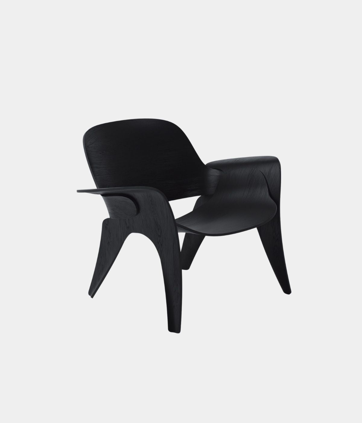  „Rose Sessel von Massproductions in Schwarz, seitlich aufgenommen vor weißem Hintergrund. Das elegante, minimalistische Design des Sessels wird aus dieser Perspektive besonders betont, wobei die klaren Linien und die hochwertige Verarbeitung hervortreten.