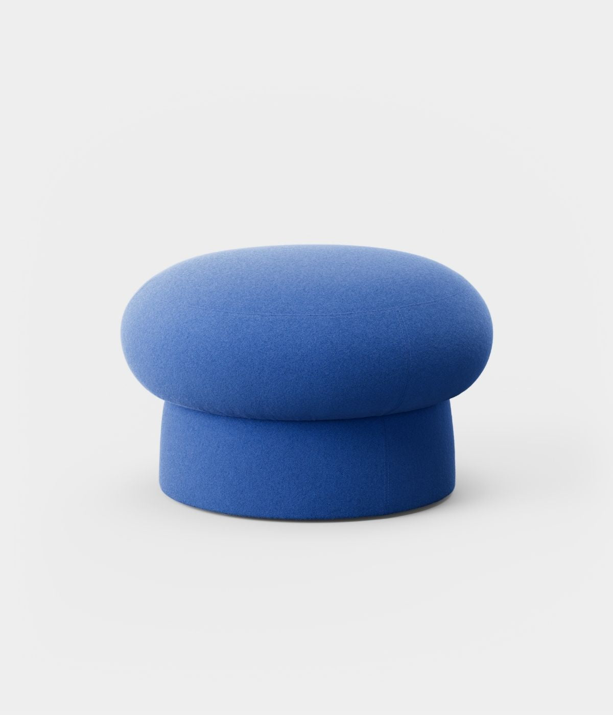 Der Spot Pouf von Massproductions in grauem Stoff wird hier in einer klaren, kubischen Form präsentiert. Mit seiner minimalistischen Ästhetik eignet sich dieser Pouf hervorragend für moderne Wohnräume. Die gleichmäßige Polsterung sorgt für Komfort und lässt sich flexibel in verschiedenen Umgebungen einsetzen.