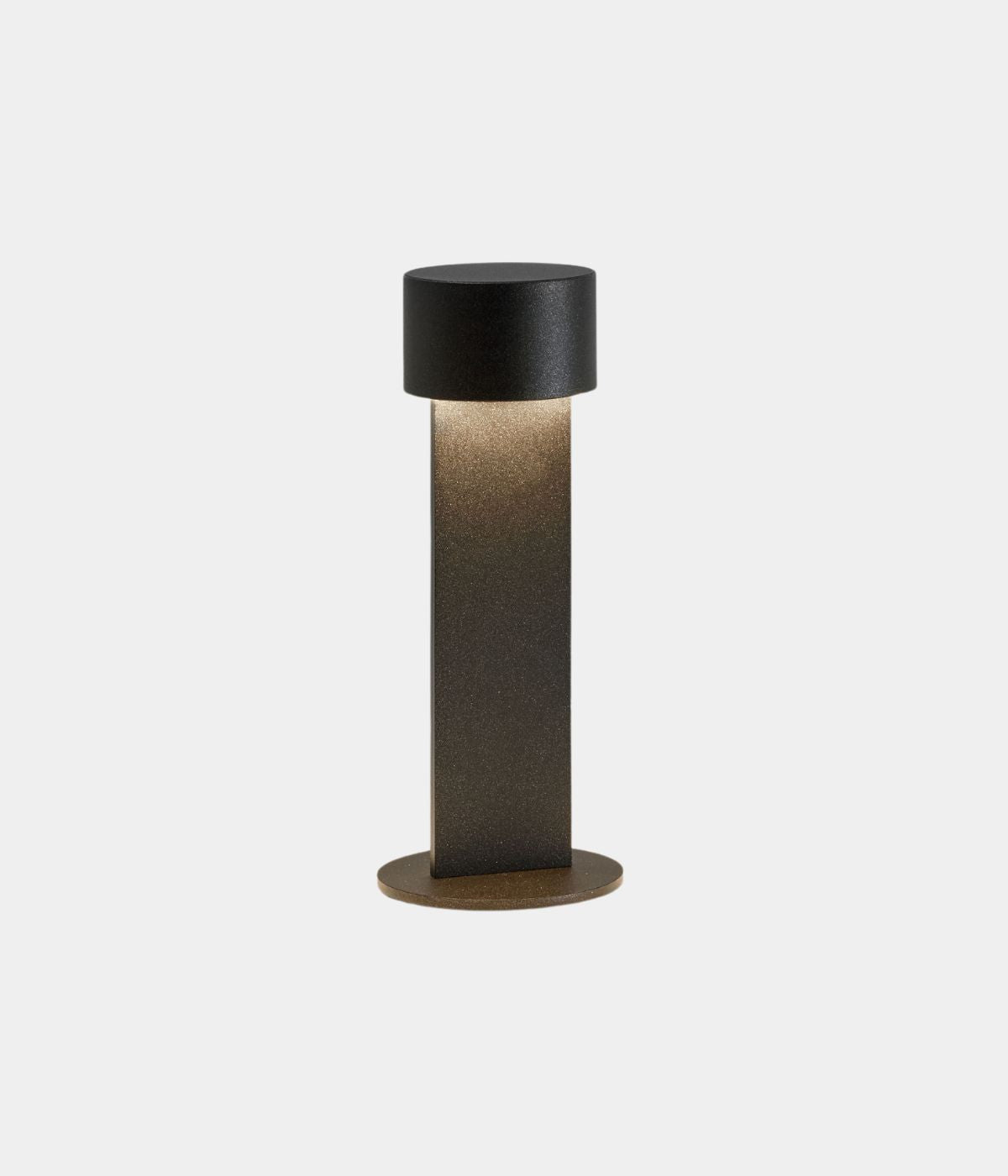 Akkubetriebene Times Leuchte in Schwarz von From Lighting, minimalistische Tischlampe in modernem Design, freigestellt vor neutralem weißem Hintergrund fotografiert