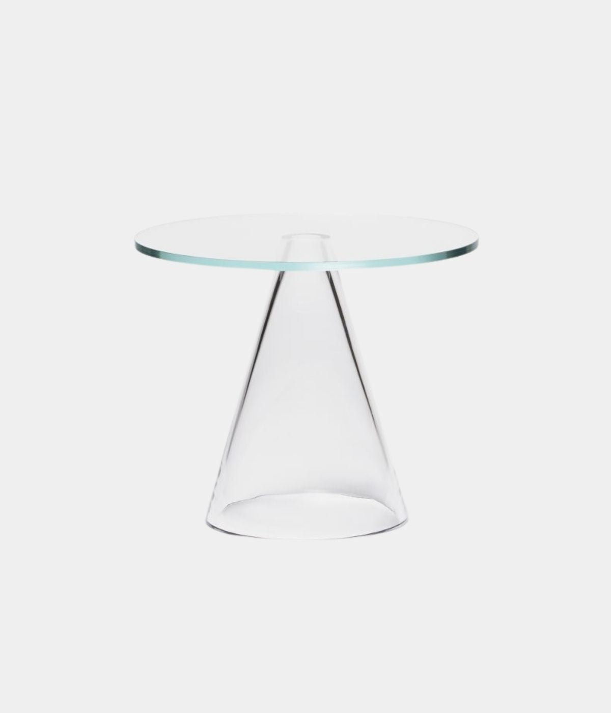 Sander Tisch von Massproductions, moderner Designertisch mit massiver Platte und charakteristischen Säulenbeinen, freigestellt auf weißem Hintergrund.