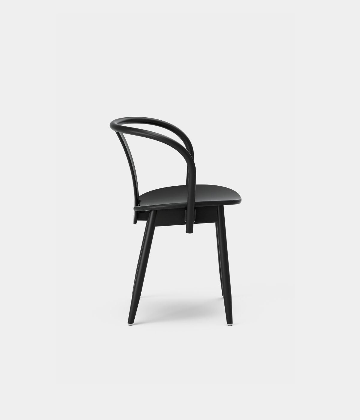 Schwarzer Icha Chair von der Seite.