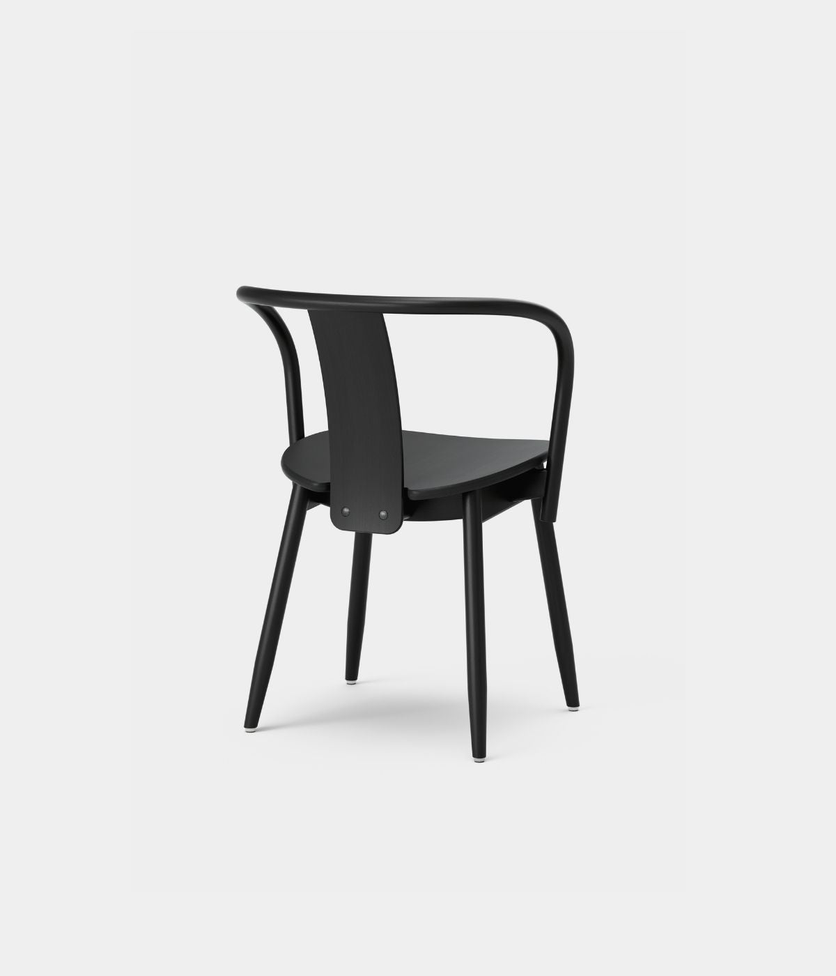 Rückansicht des schwarzen Icha Stuhls von Massproductions, elegantes skandinavisches Design aus Holz.