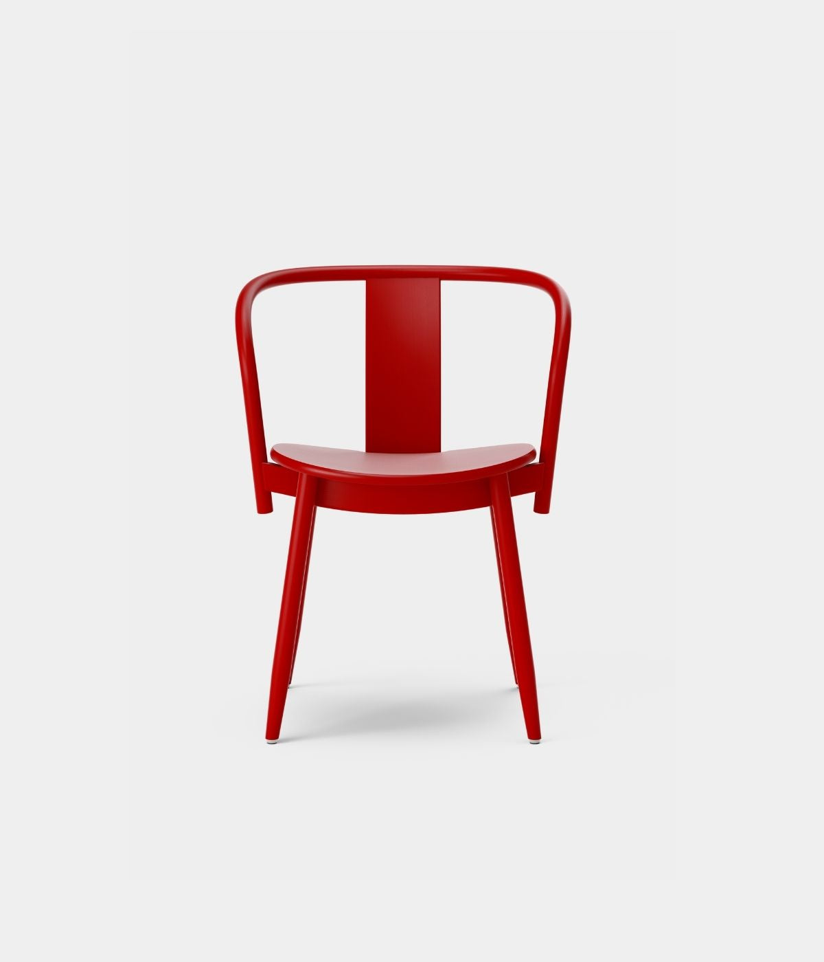 Frontalansicht des roten Icha Chairs von Massproductions vor weißem Hintergrund, minimalistisches skandinavisches Design.