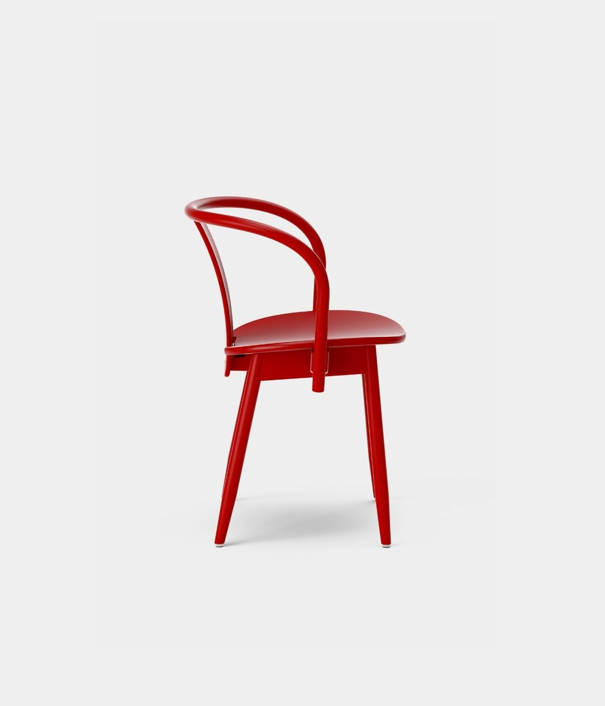 Seitenansicht des roten Icha Chairs von Massproductions vor weißem Hintergrund, elegantes skandinavisches Design.
