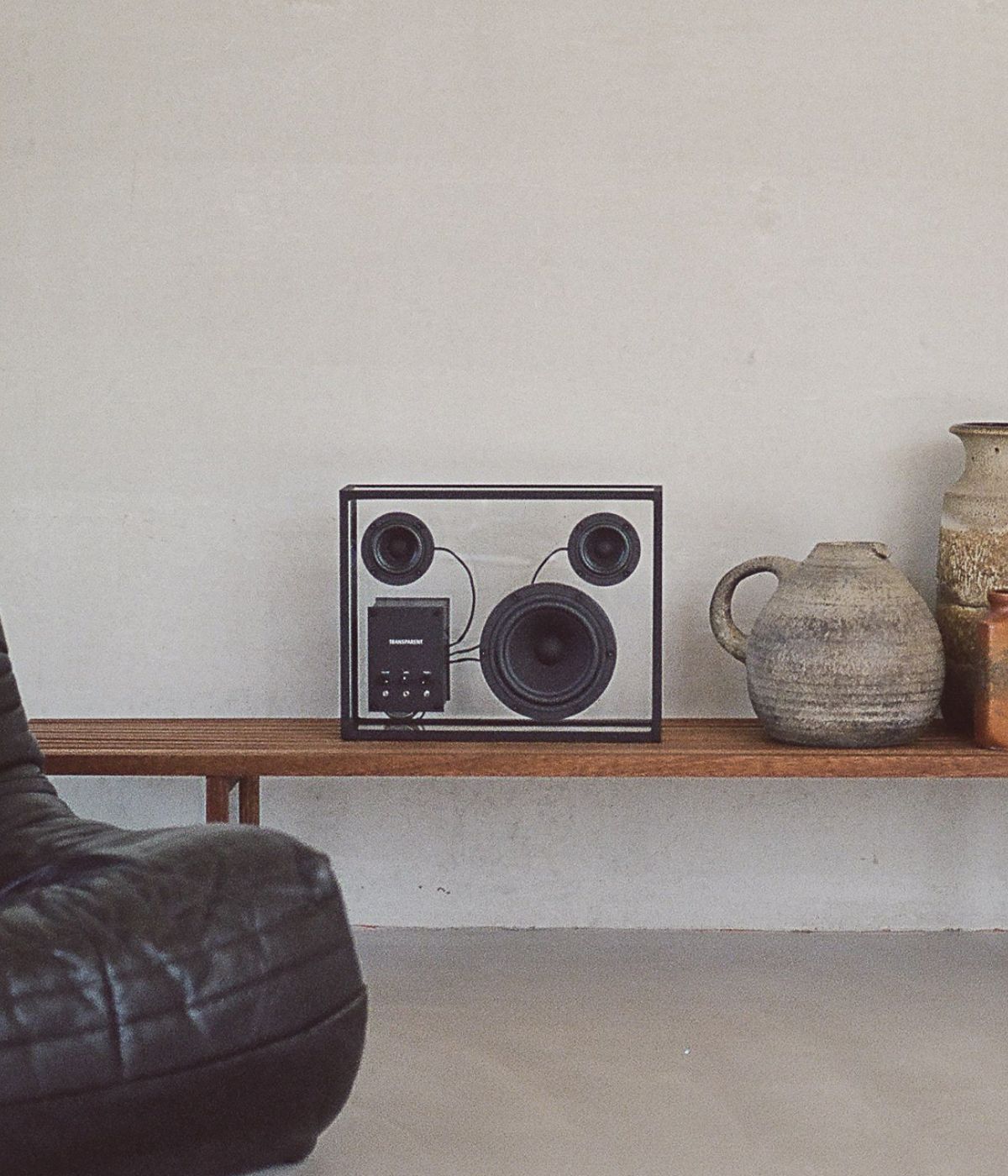 Large Speaker auf einem kleinen Seitenschrank im Wohnzimmer. Der Lautsprecher fügt sich perfekt in das moderne, stilvolle Interieur ein.“