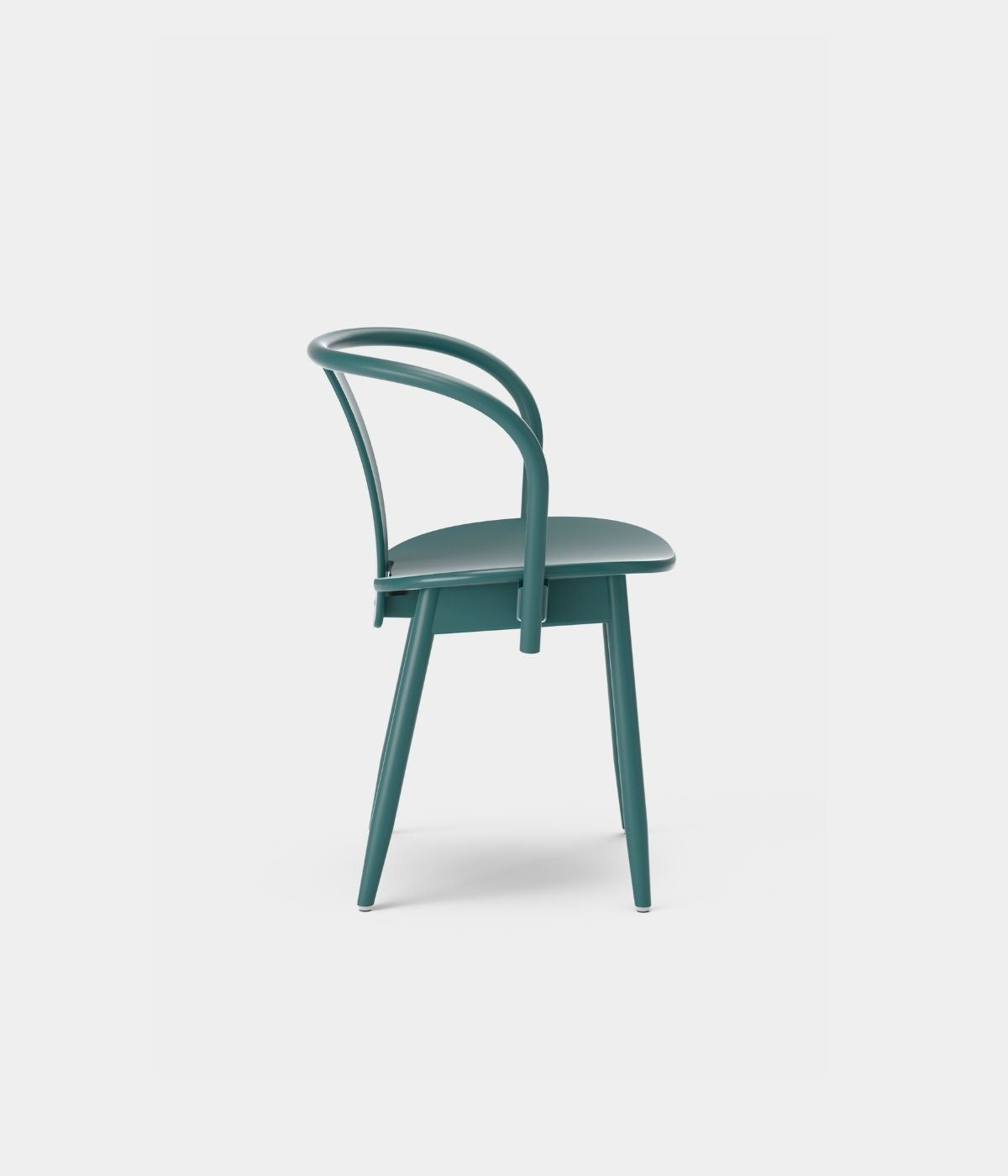 Seitenansicht des türkisen Icha Chairs von Massproductions vor weißem Hintergrund, elegantes skandinavisches Design.