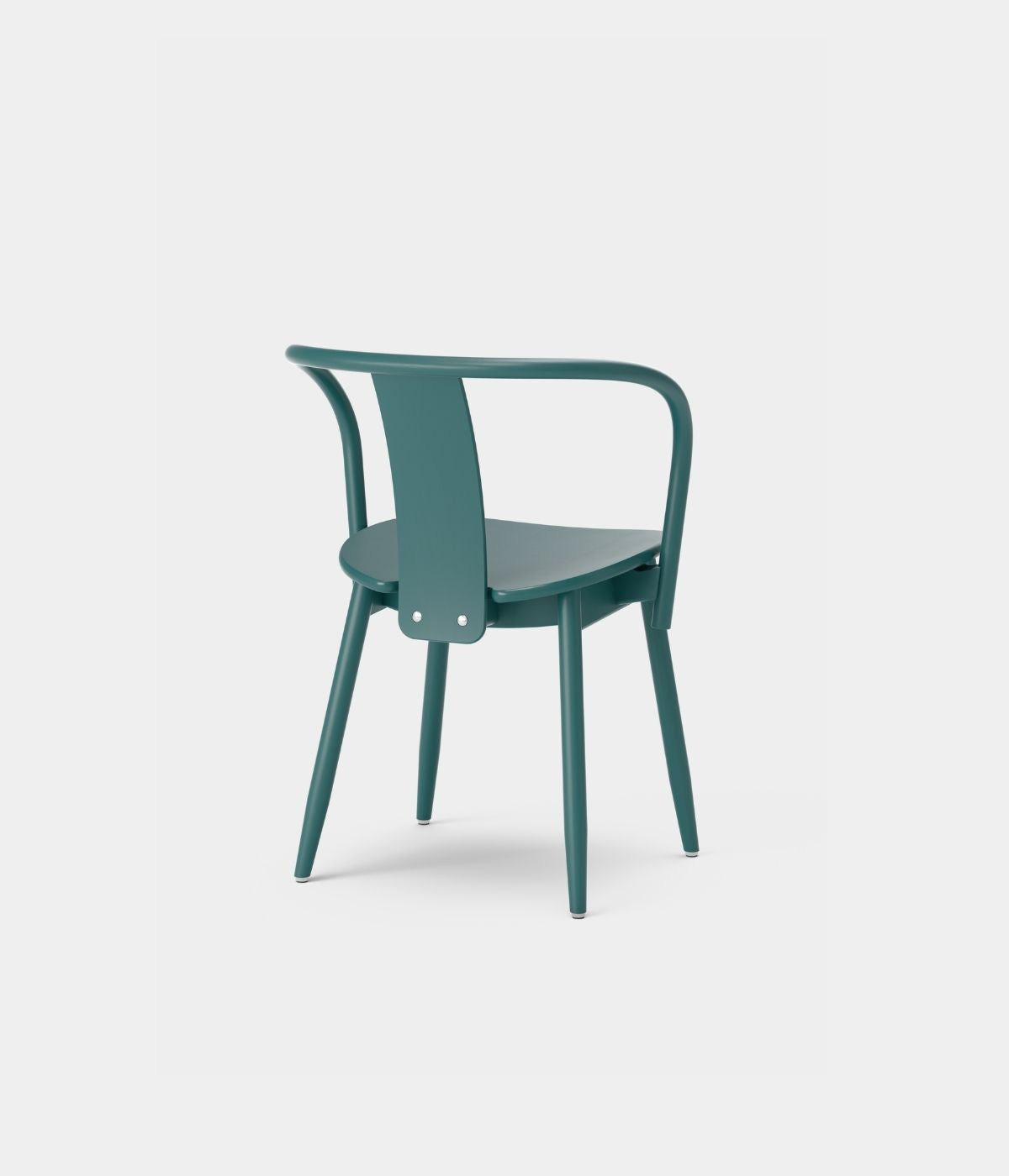 Schräg von hinten fotografierter türkiser Icha Chair von Massproductions vor weißem Hintergrund, stilvolles skandinavisches Design.