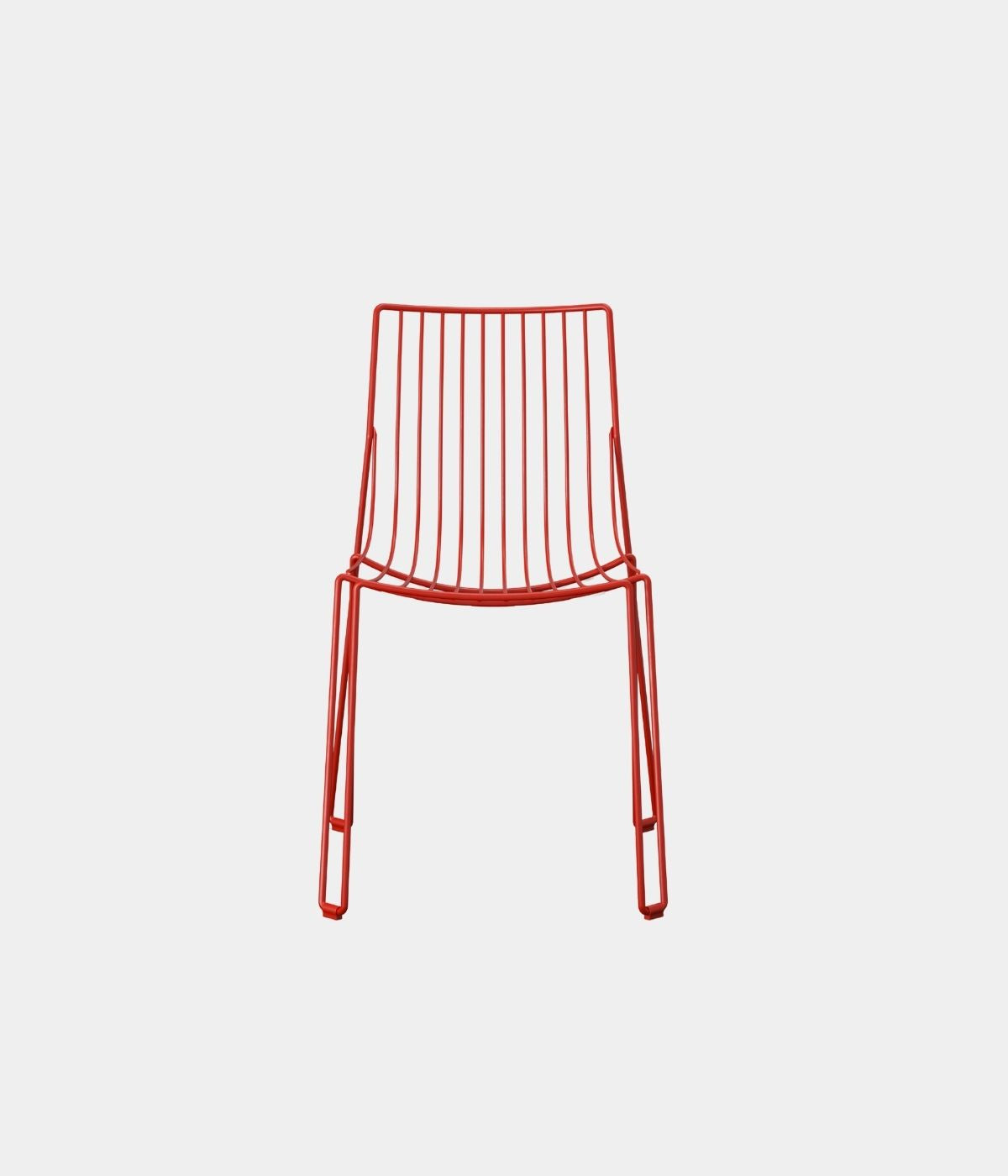 Roter Tio Chair von vorne fotografiert.