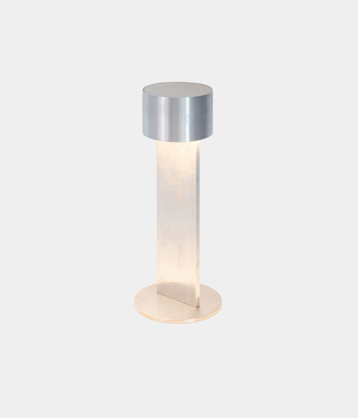 Akkubetriebene Times Leuchte in Raw-Ausführung von From Lighting, freigestellt vor weißem Hintergrund fotografiert – minimalistisches Leuchtendesign in roher Metalloptik

