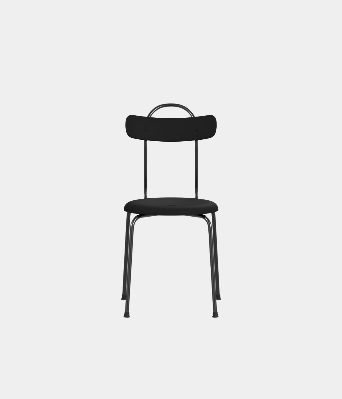 Taburett Plus Stuhl von Lammhults in Schwarz von vorne vor schwarz-weißem Hintergrund. Das minimalistische Design und die gerade Linienführung kommen durch den kontrastreichen Hintergrund besonders zur Geltung.
