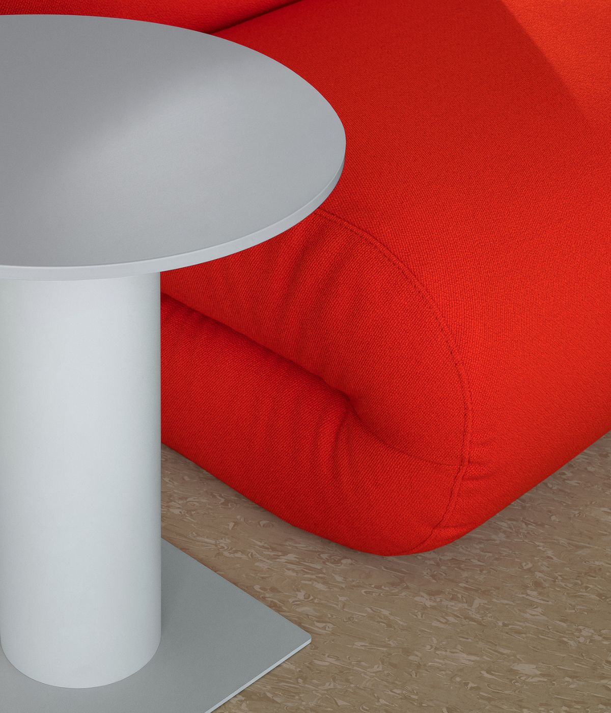 Ciao Beistelltisch von Lammhults, vor einem Sofa inszeniert – das elegante, minimalistische Design des Tisches fügt sich harmonisch in die moderne Wohnzimmerumgebung ein und ergänzt das Sofa mit klaren Linien und hochwertigem Material

