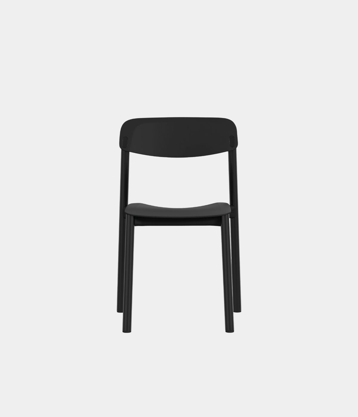 Schwarzer Penne Chair vor weißem Hintergrund. Der Stuhl zeigt ein schlichtes, modernes Design mit klaren Linien und einer eleganten, mattschwarzen Oberfläche – perfekt für zeitgemäße Wohn- oder Arbeitsräume

