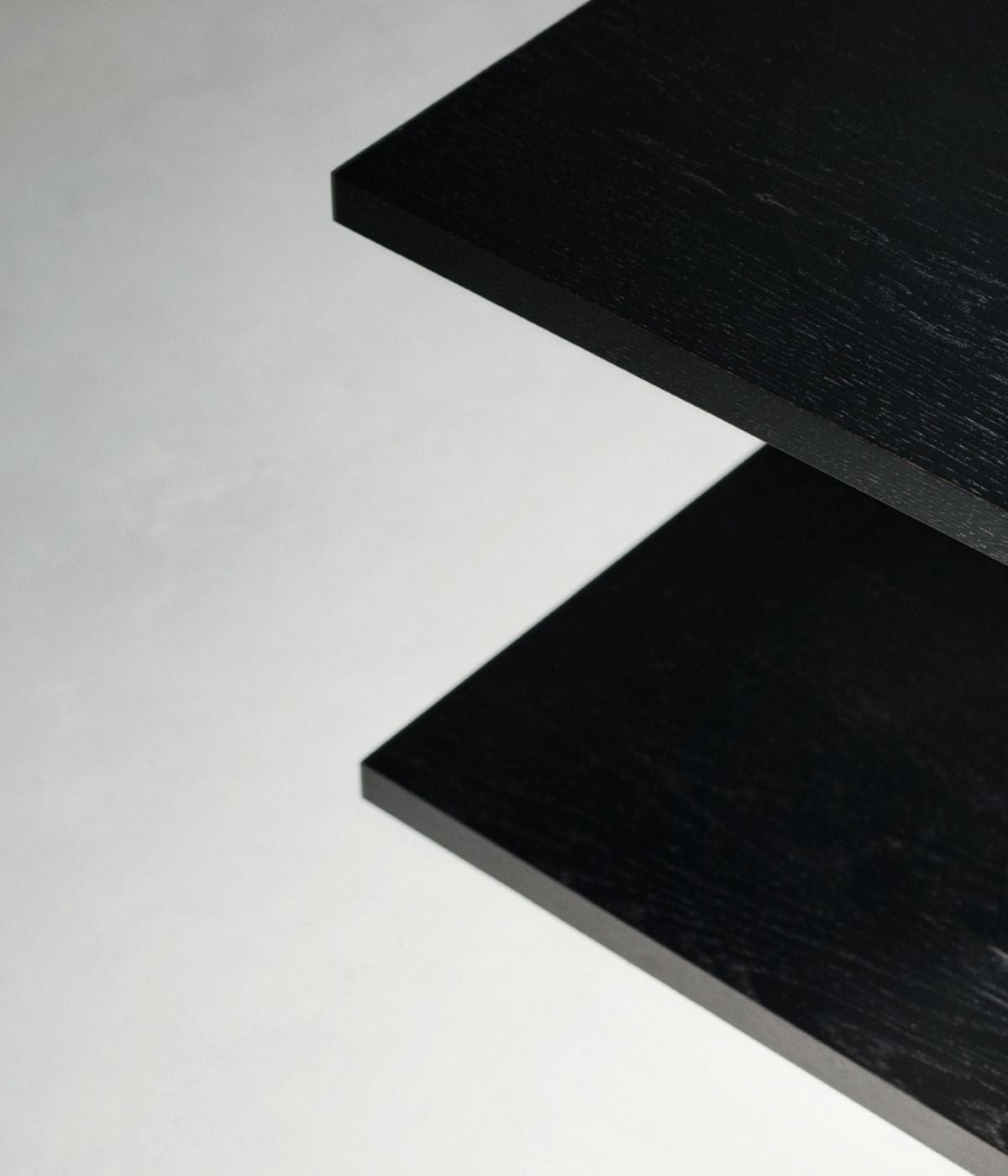 Nahaufnahme des Mittelstücks des „Bit“-Tisches – industriell geformtes Furnier verbindet die massiven Holzelemente.