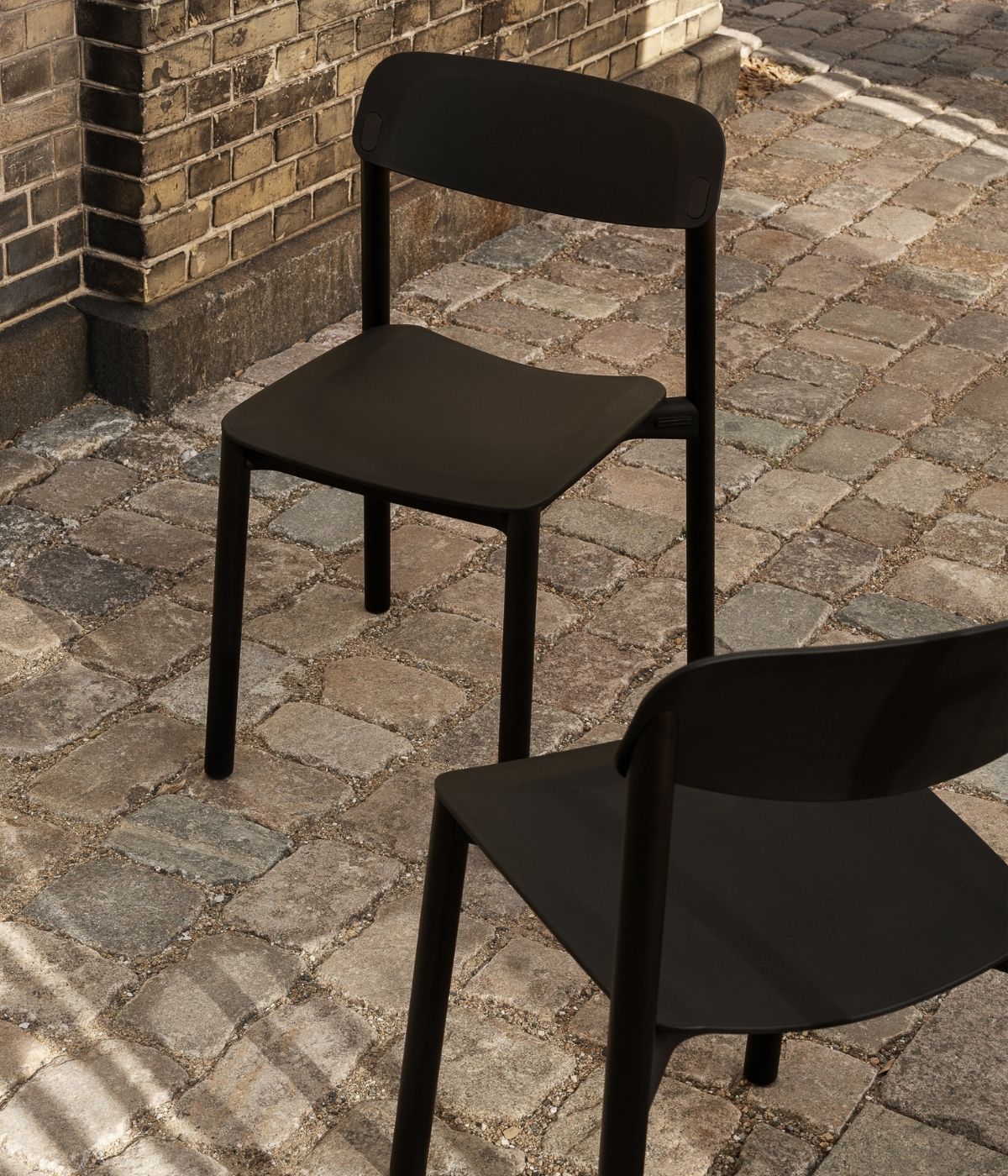 Zwei gestapelte Penne Chairs von Massproductions, funktionales Design mit stapelbarer Konstruktion.