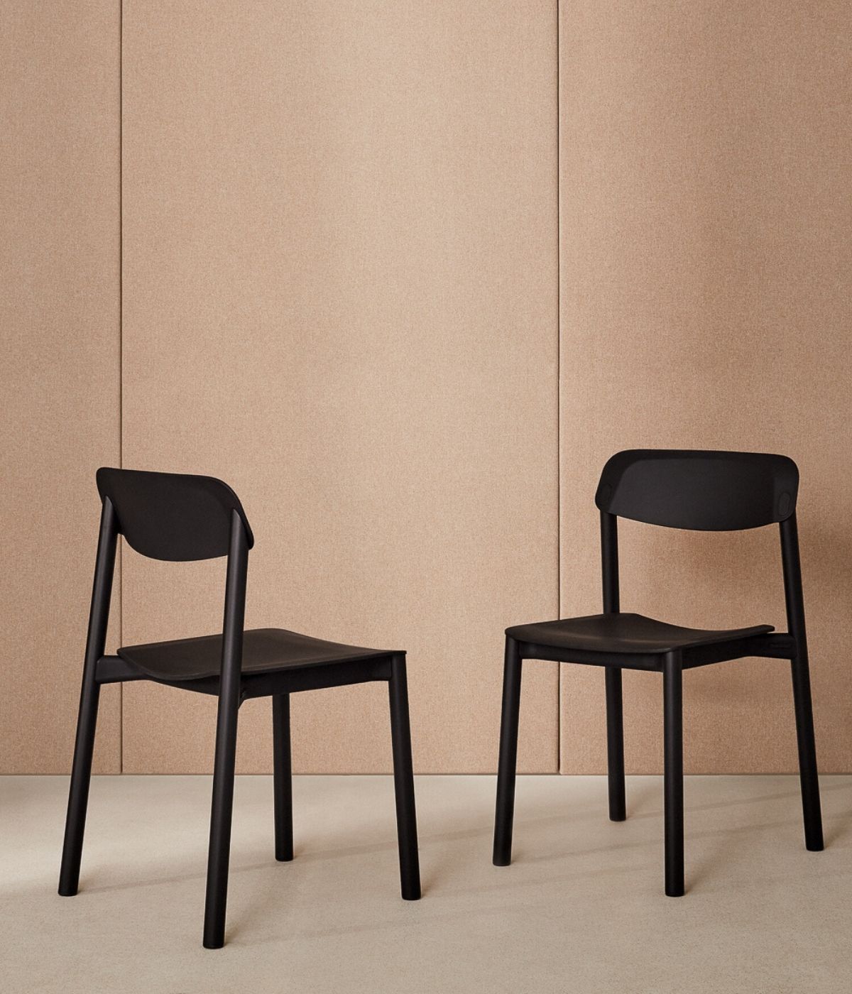 Zwei schwarze Penne Chairs in einem modern eingerichteten Raum. Die minimalistischen Stühle ergänzen das stilvolle Interieur mit ihrer klaren Form und der eleganten schwarzen Farbe und schaffen ein harmonisches, zeitgemäßes Ambiente.