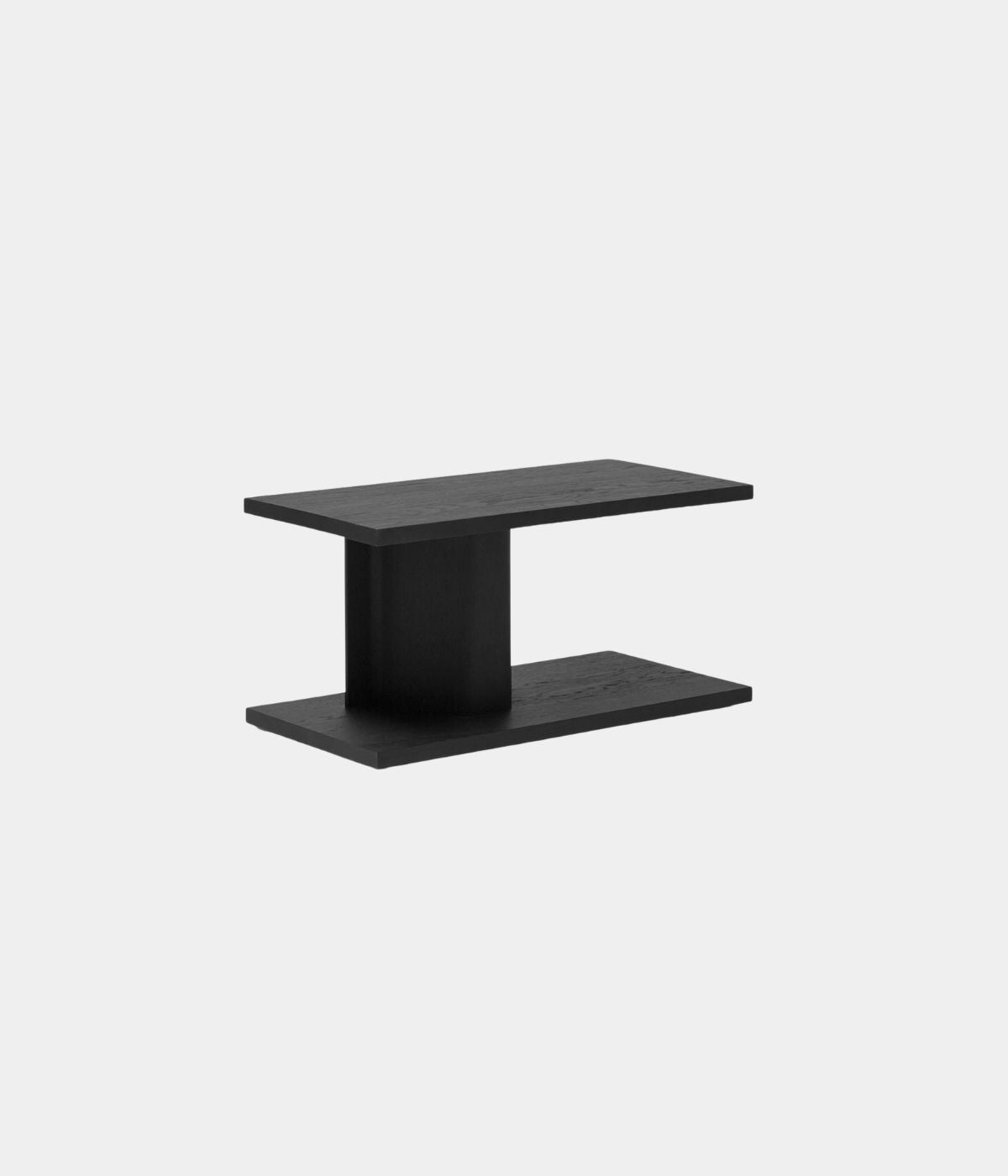 Beistelltisch „Bit“ von Massproductions in Frontalansicht – gefertigt aus massiver Eiche mit architektonischem Mittelteil aus geformtem Furnier.