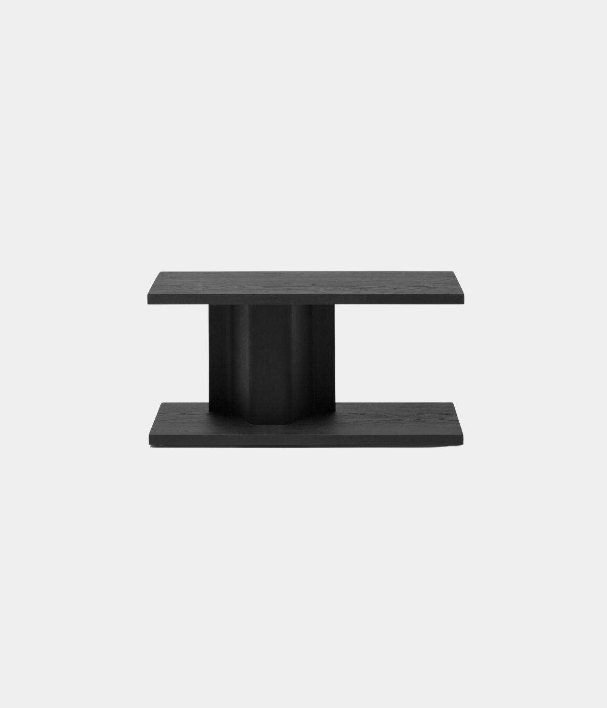 Seitenansicht des Bit-Tisches von Massproductions – zeigt das skulpturale Profil und die Trennung der Tischplatten durch ein dünnes, strukturelles Furnierelement.

