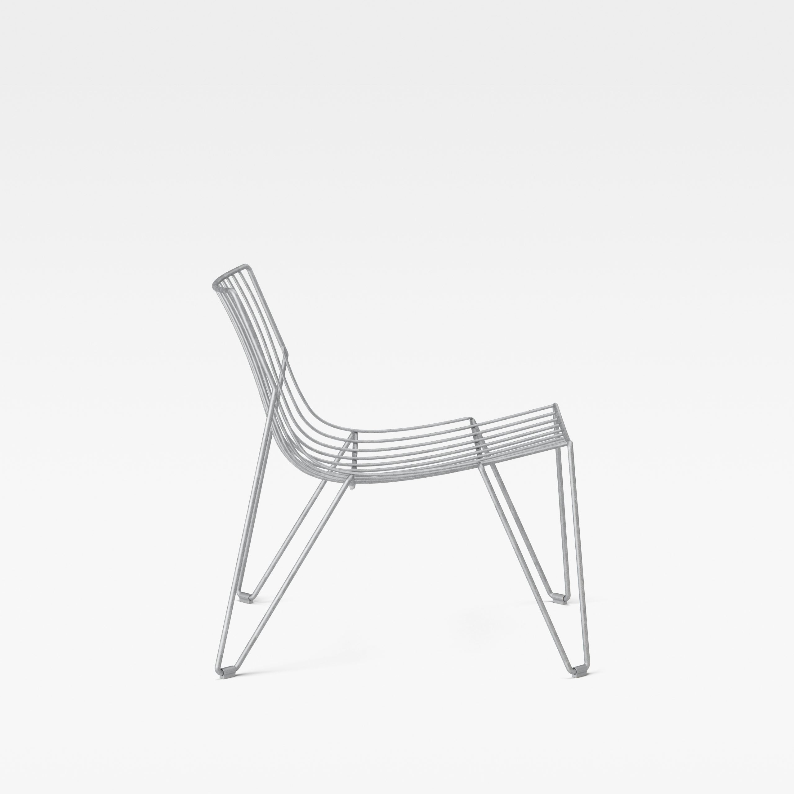 TIO Easy Chair in galvanisierter Metalloptik von Massproductions, seitlich freigestellt vor weißem Hintergrund fotografiert – klare Linienführung und filigrane Struktur vereint in einem modernen Outdoor-Stuhl aus robustem Metall
