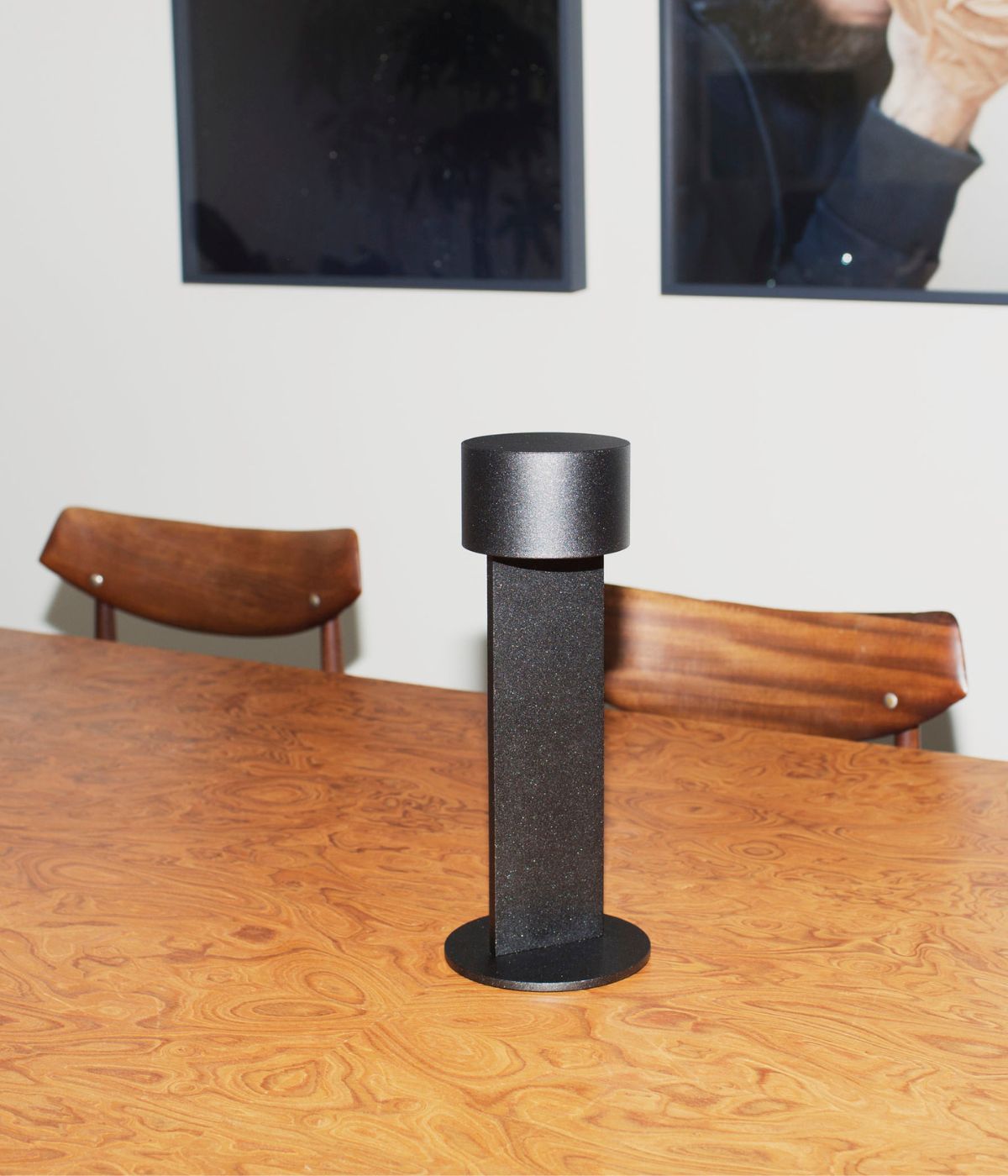 Zeitlose schwarze Times Leuchte von From Lighting, akkubetrieben und dekorativ auf einem Tisch platziert – elegantes Designobjekt für modernes Wohnen

